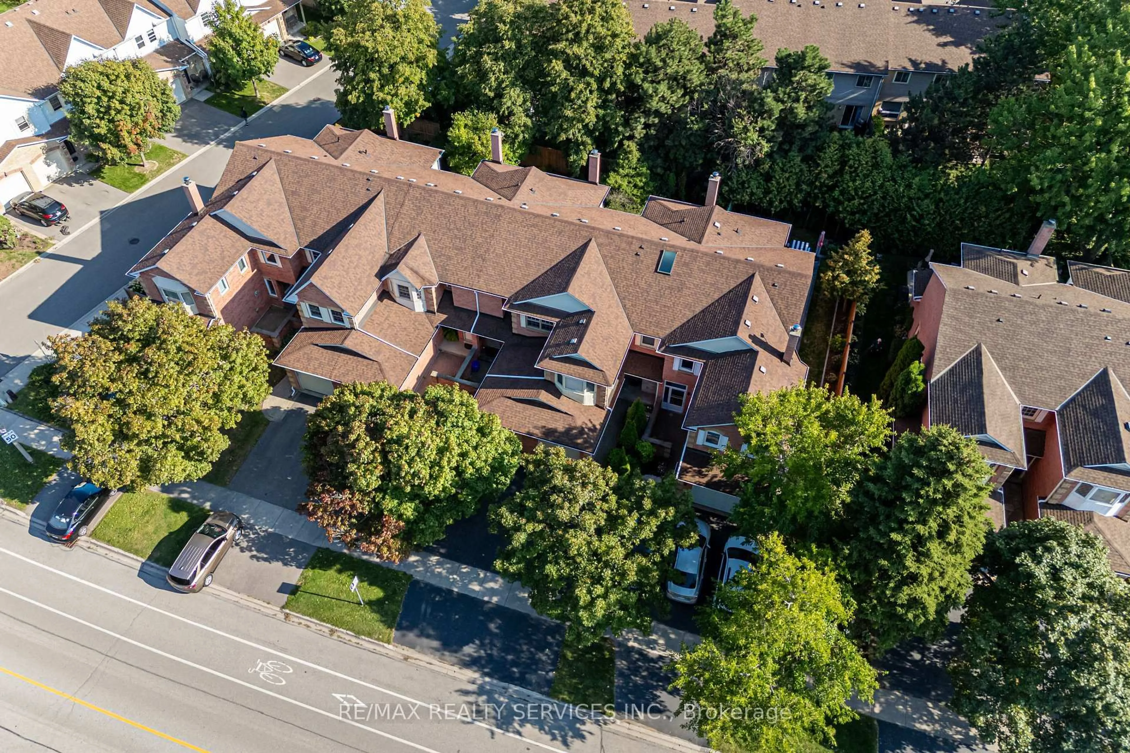 A pic from outside/outdoor area/front of a property/back of a property/a pic from drone, street for 1160 Mccraney St, Oakville Ontario L6H 4S4