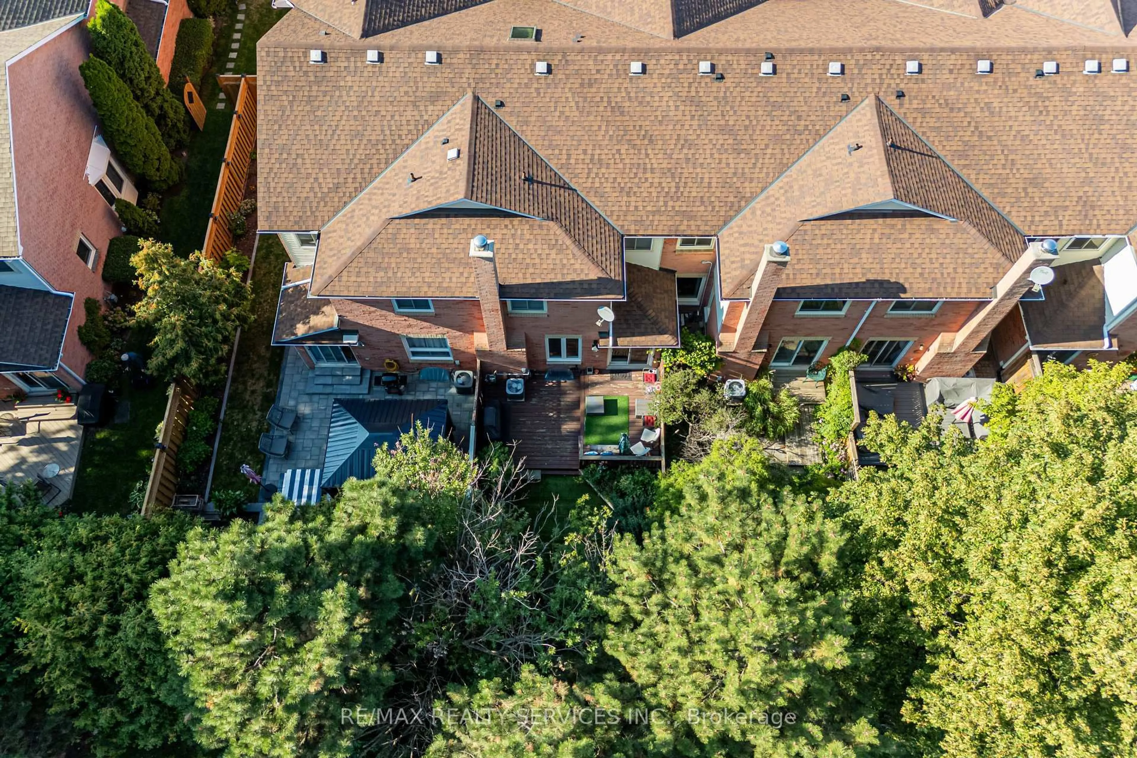 A pic from outside/outdoor area/front of a property/back of a property/a pic from drone, city buildings view from balcony for 1160 Mccraney St, Oakville Ontario L6H 4S4