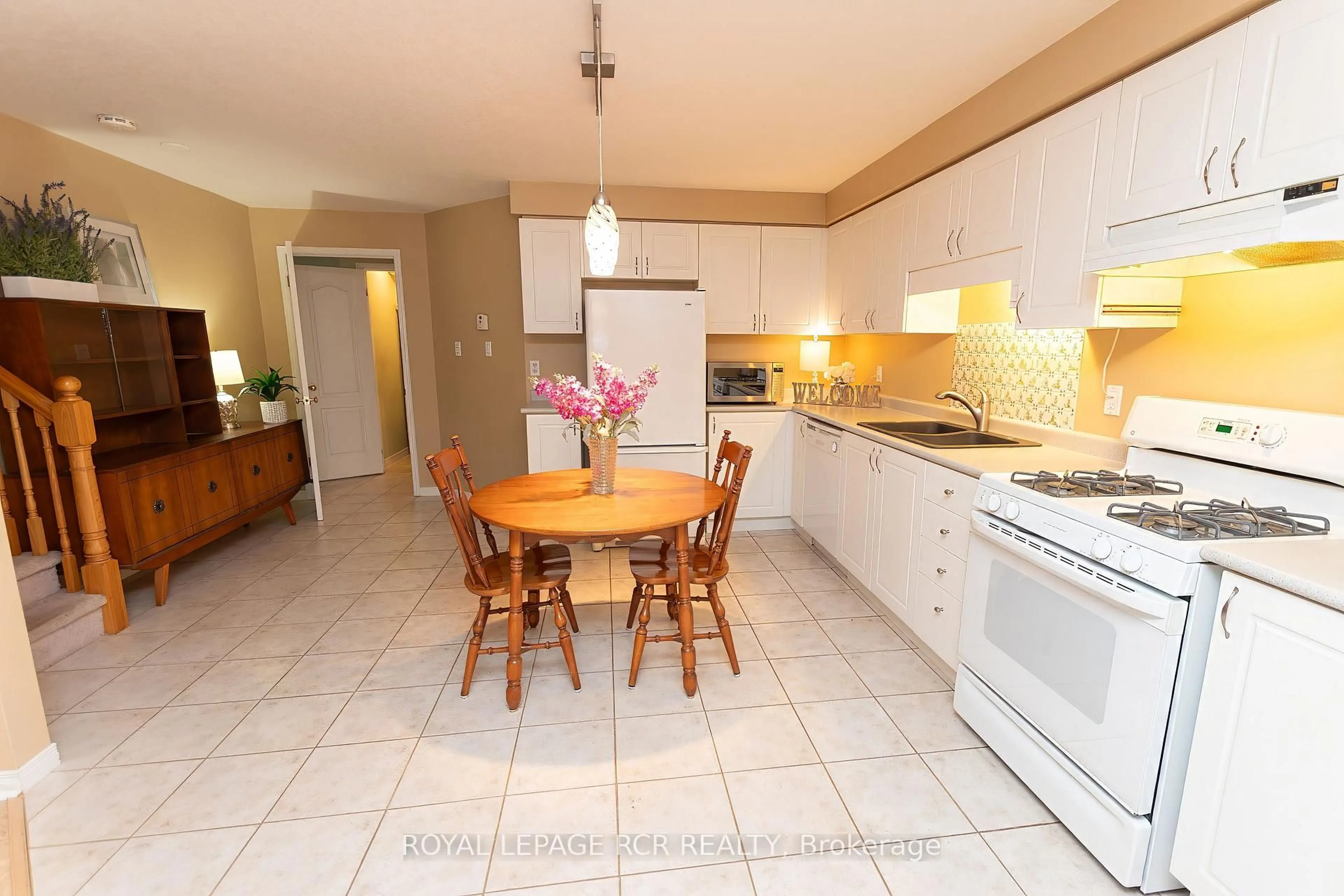 Standard kitchen, ceramic/tile floor for 150 Montgomery Blvd, Orangeville Ontario L9W 5C1
