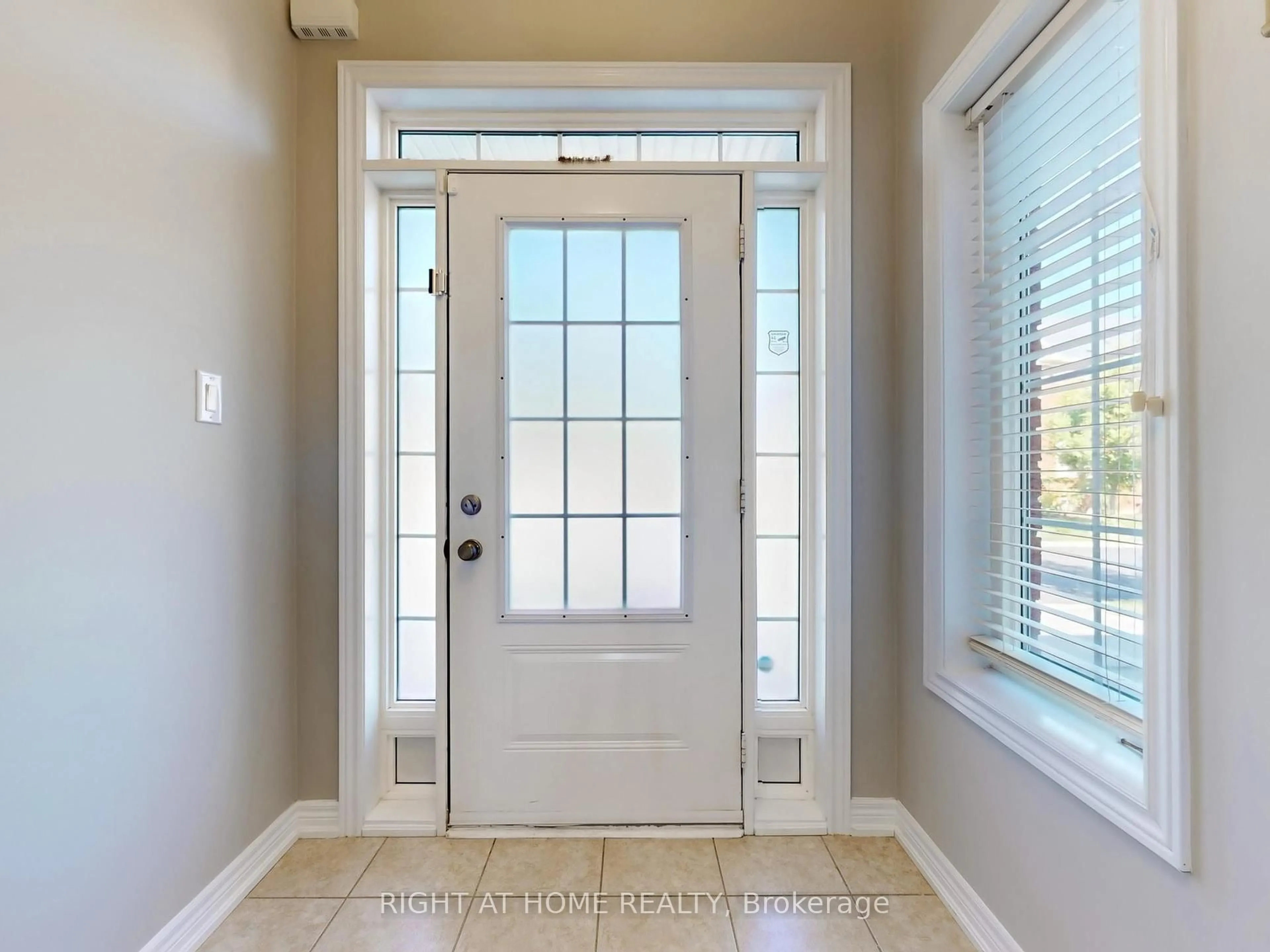 Indoor entryway for 537 Vaughan Crt, Milton Ontario L9T 8A7