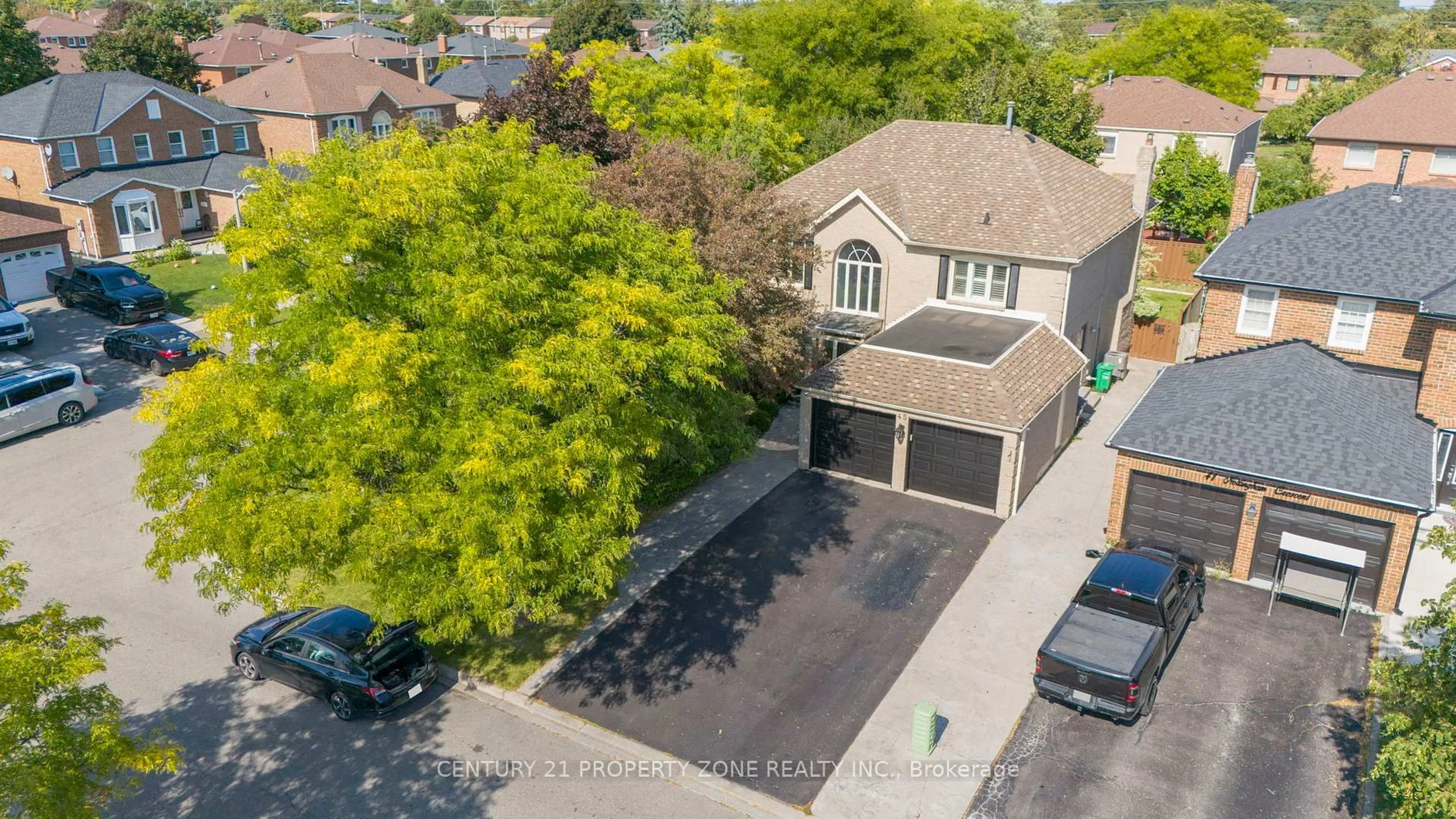 A pic from outside/outdoor area/front of a property/back of a property/a pic from drone, street for 45 Nottingham Cres, Brampton Ontario L6S 4G3