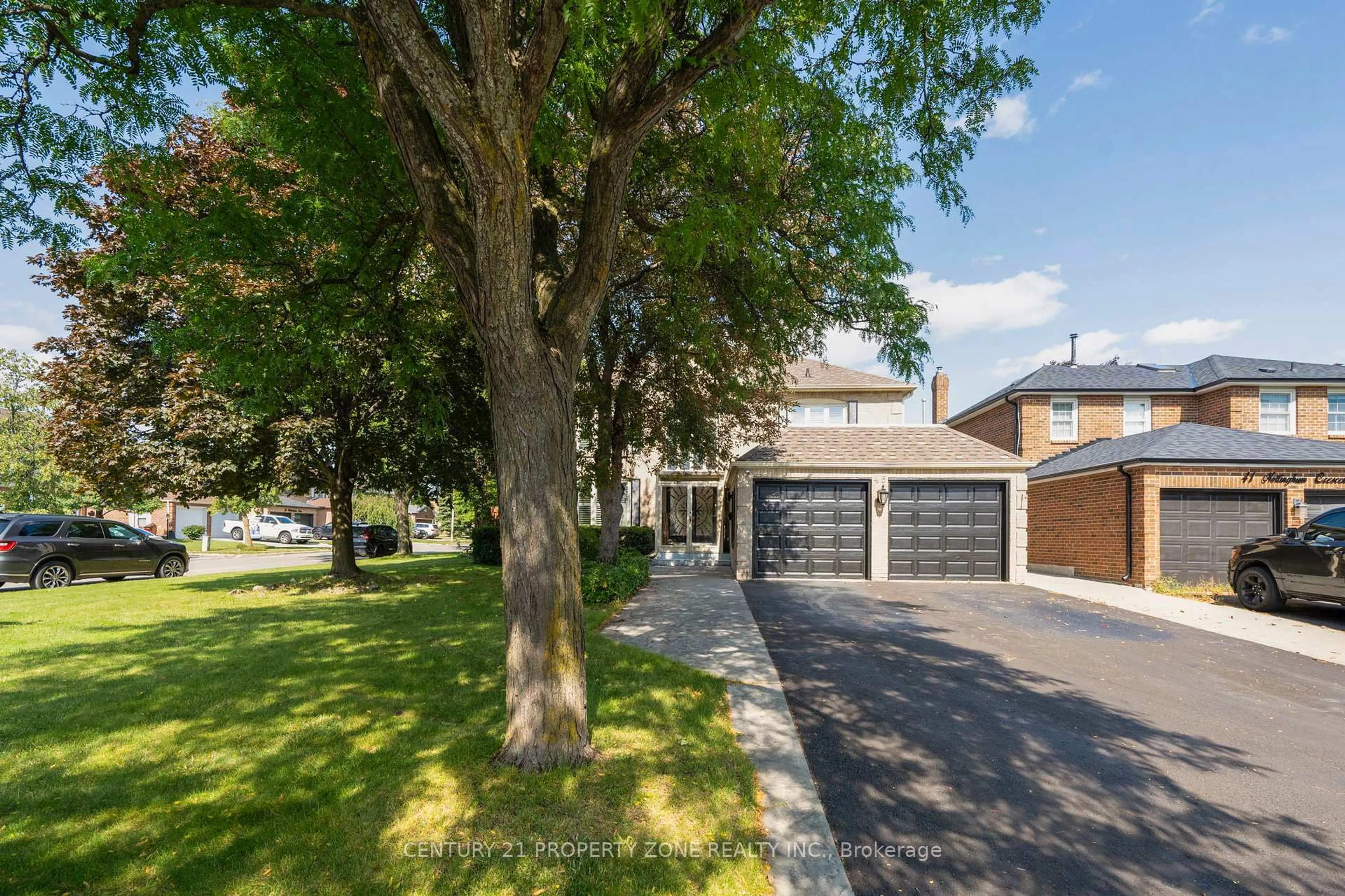 A pic from outside/outdoor area/front of a property/back of a property/a pic from drone, street for 45 Nottingham Cres, Brampton Ontario L6S 4G3
