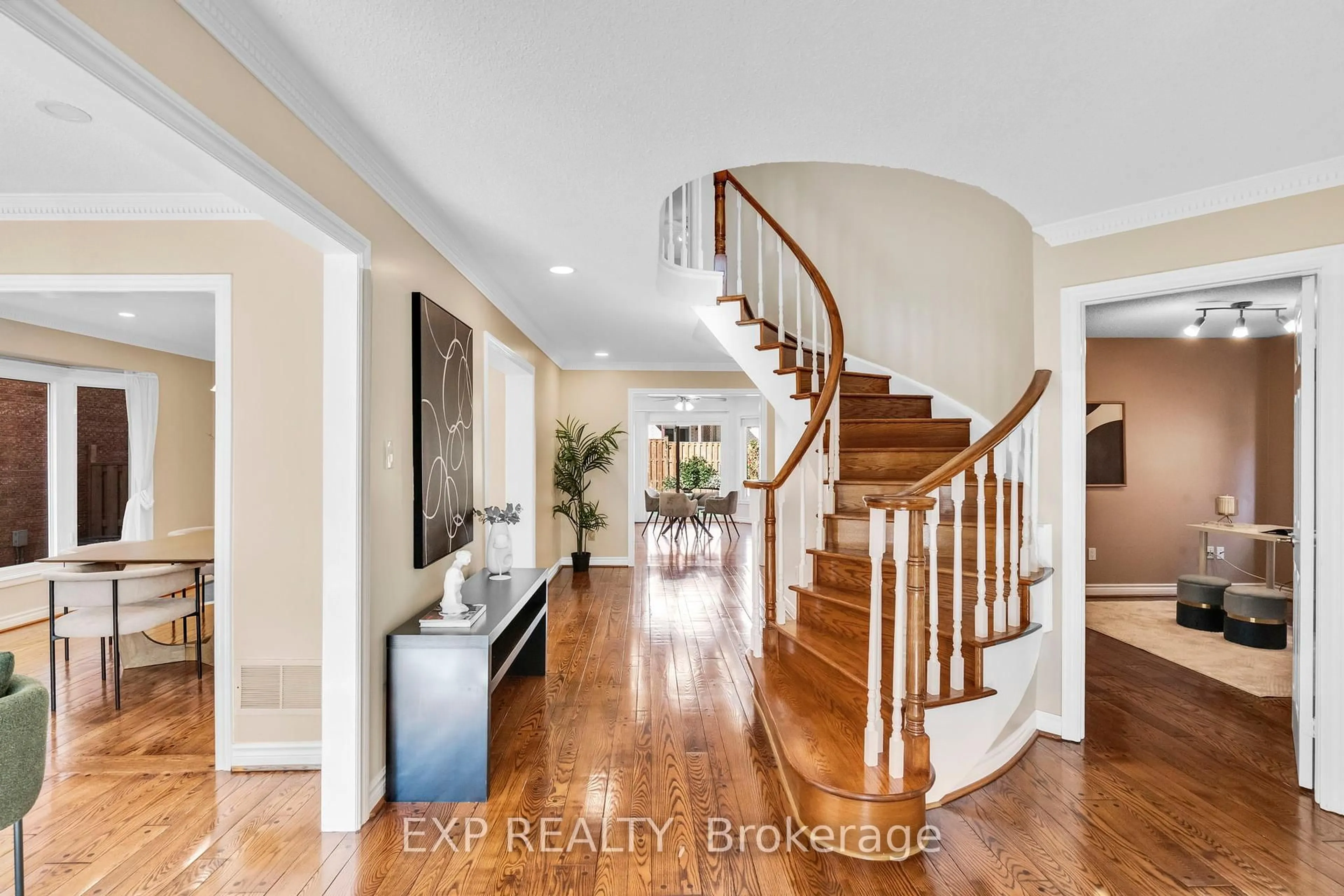 Indoor entryway for 6045 St. Ives Way, Mississauga Ontario L5N 4M2