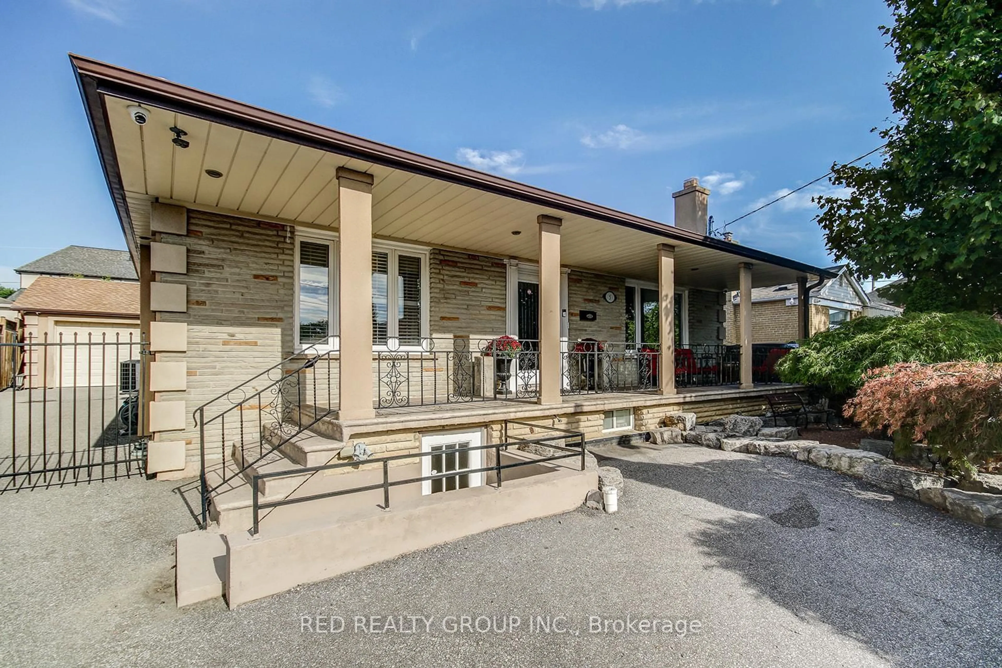 A pic from outside/outdoor area/front of a property/back of a property/a pic from drone, street for 5 Chappel Hill Rd, Toronto Ontario M3M 1M1