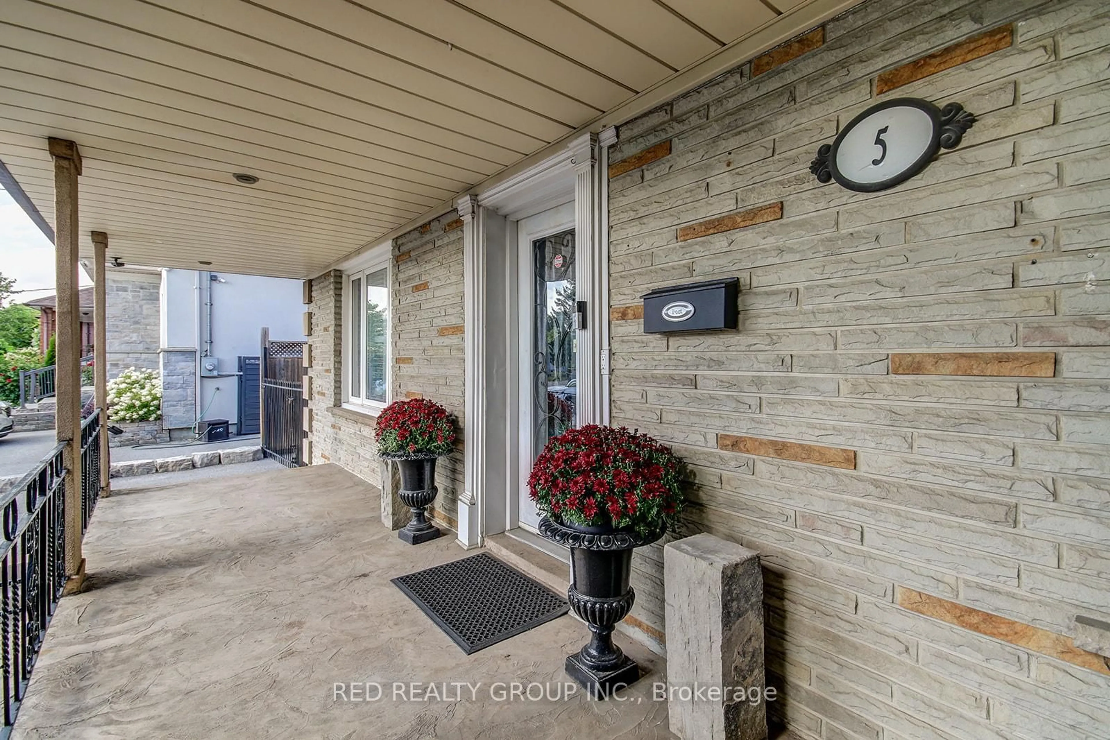 Indoor entryway for 5 Chappel Hill Rd, Toronto Ontario M3M 1M1
