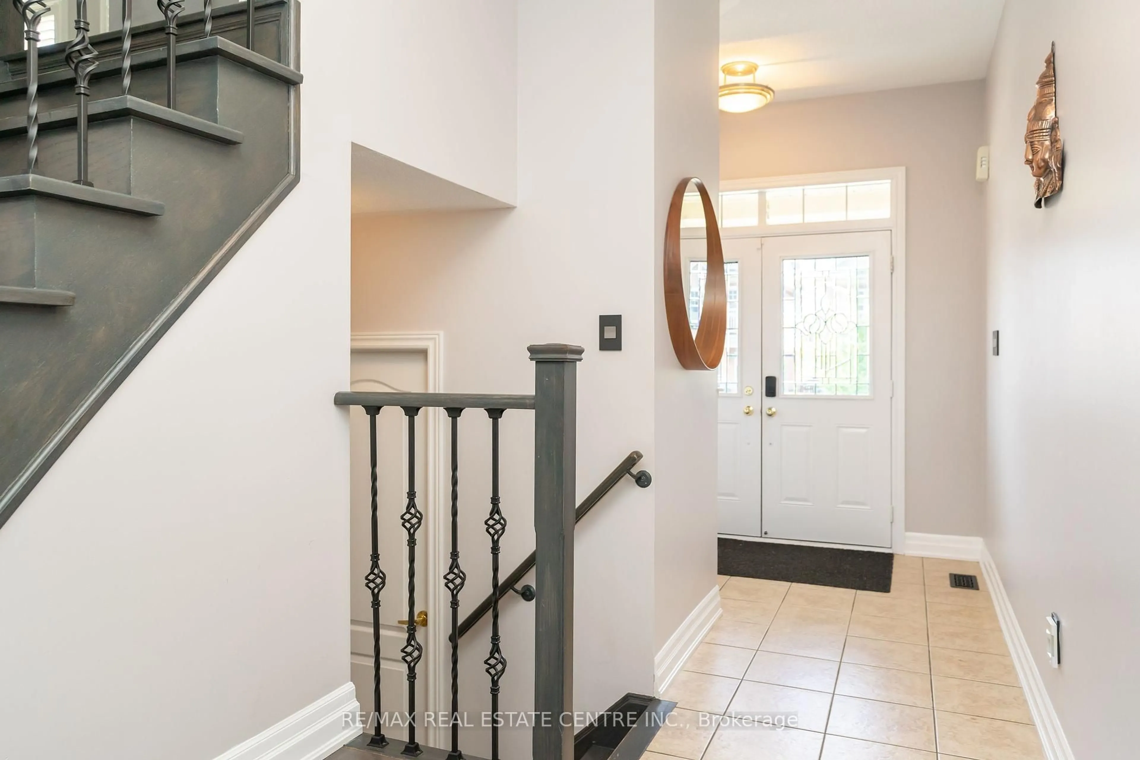 Indoor entryway for 54 Iceland Poppy Tr, Brampton Ontario L7A 0M9
