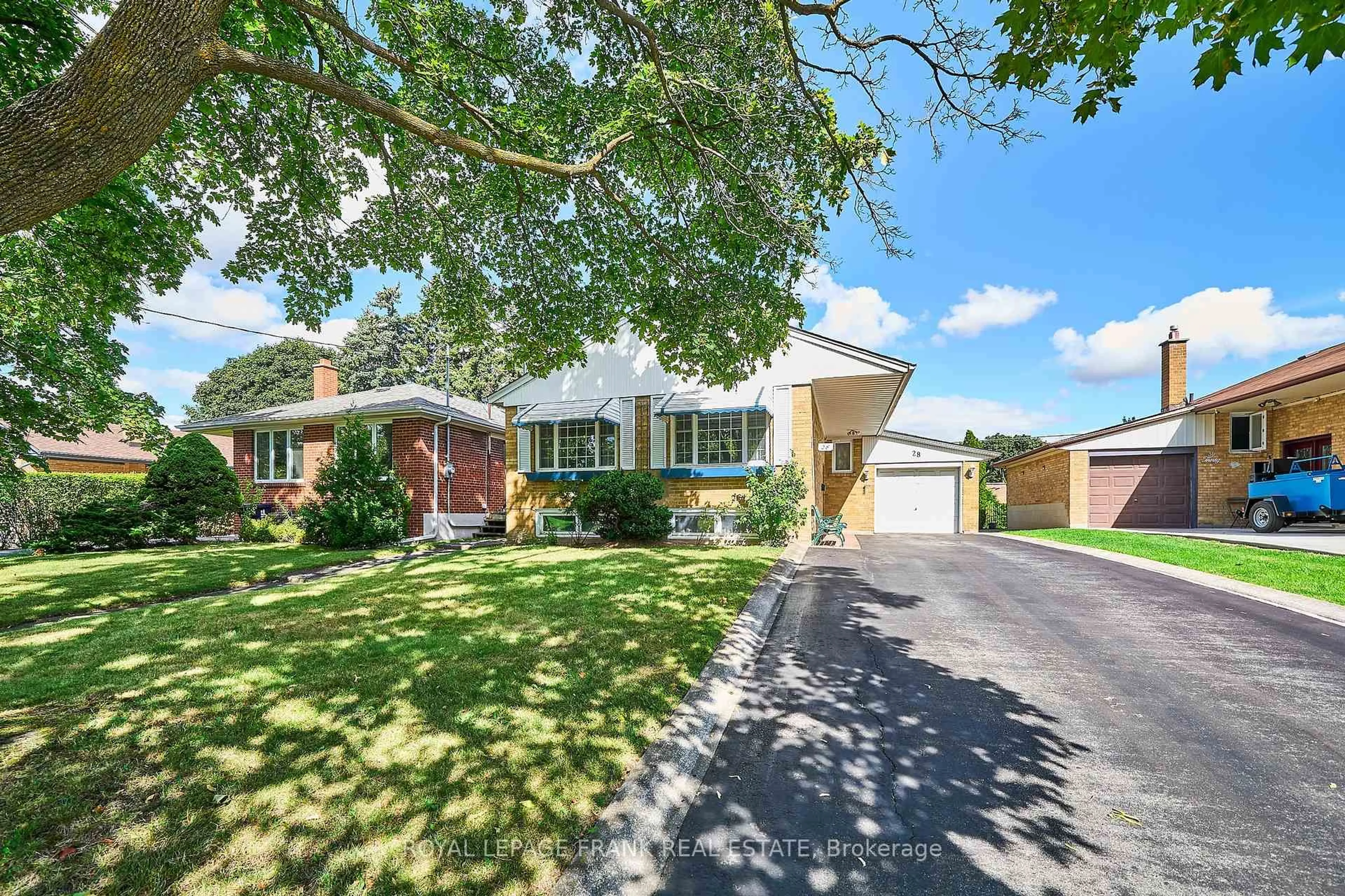 A pic from outside/outdoor area/front of a property/back of a property/a pic from drone, street for 28 Winnipeg Rd, Toronto Ontario M9P 2E4
