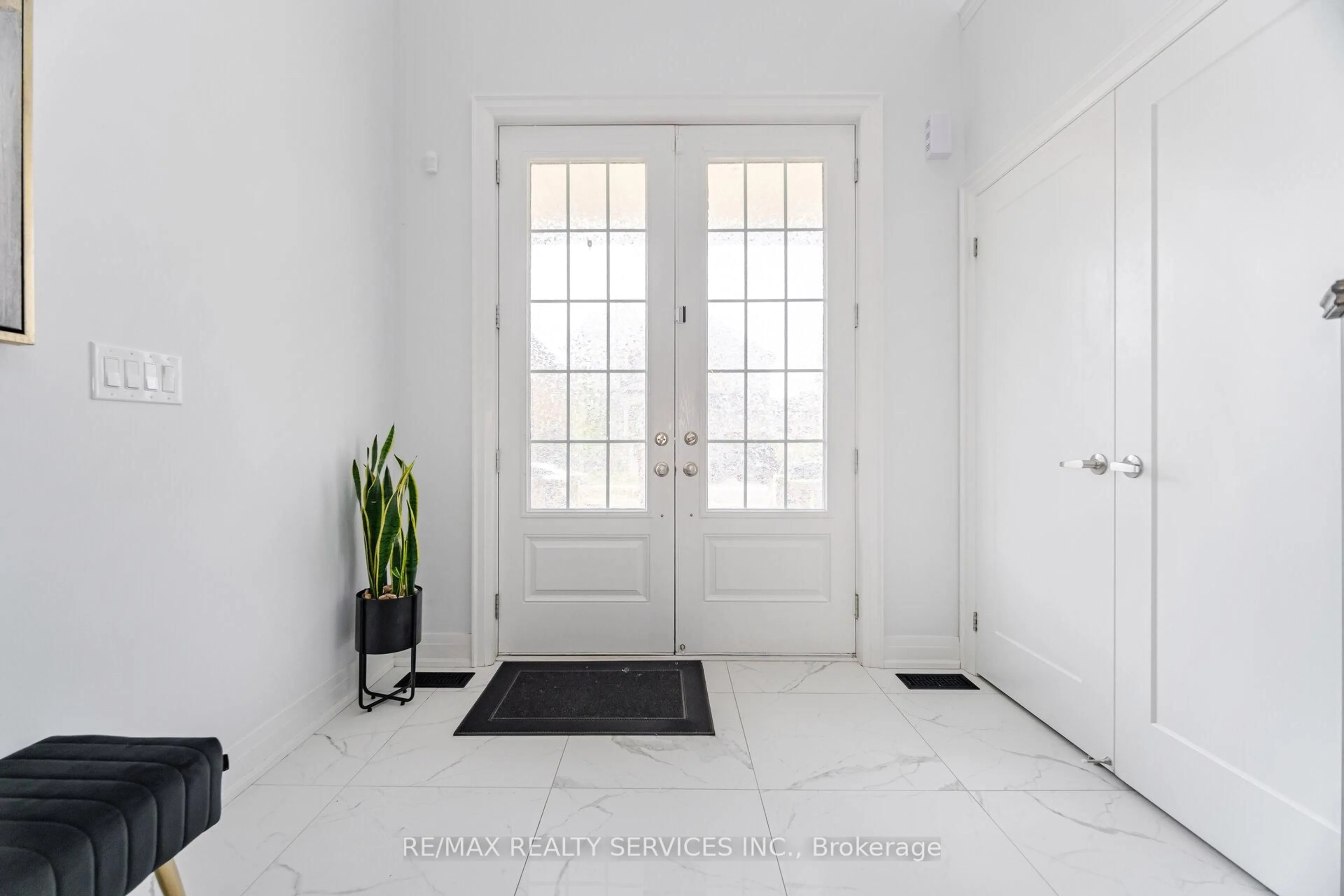 Indoor entryway for 49 Puffin Cres, Brampton Ontario L6R 4C3
