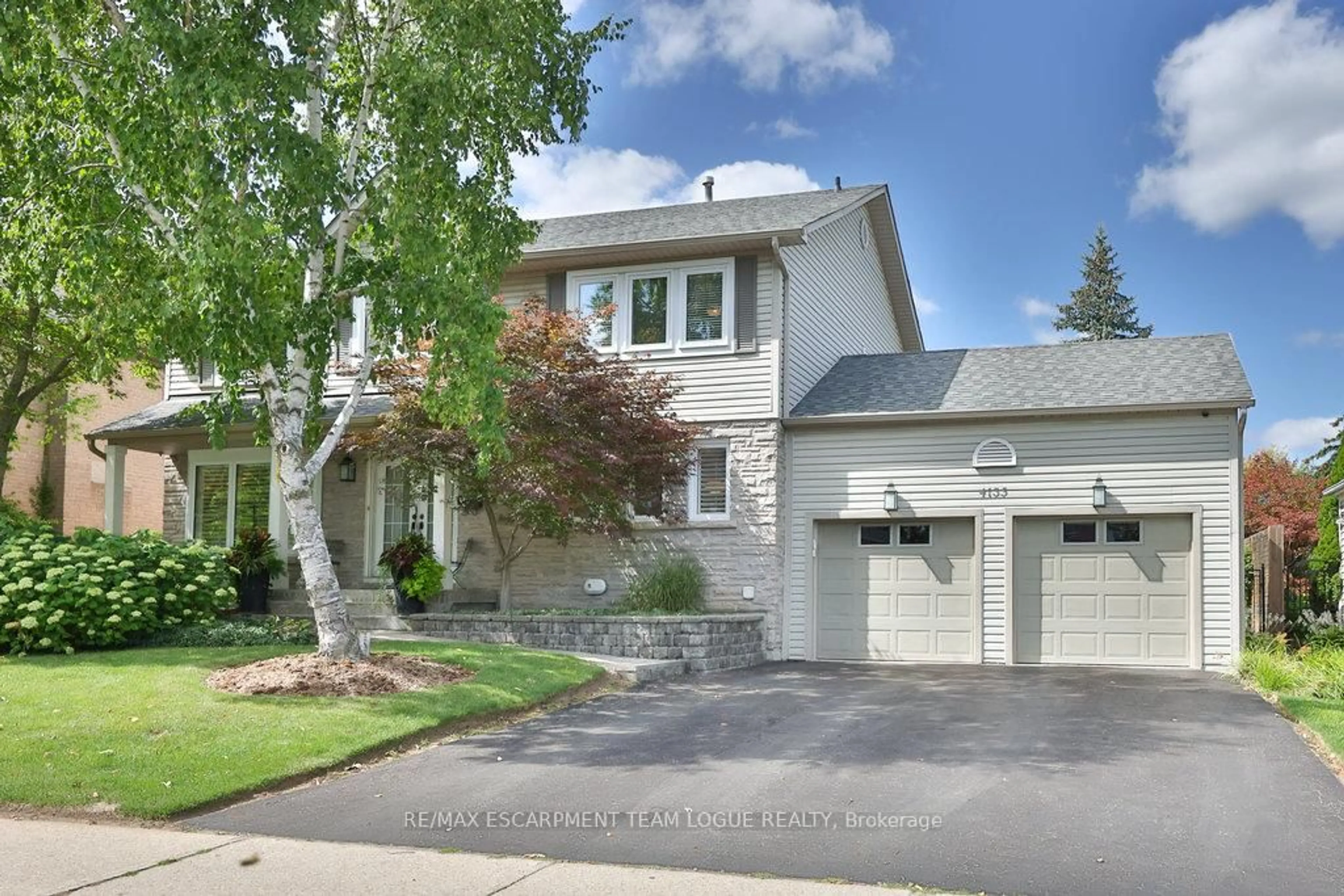 Home with brick exterior material, street for 4135 Millcroft Park Dr, Burlington Ontario L7M 3V1