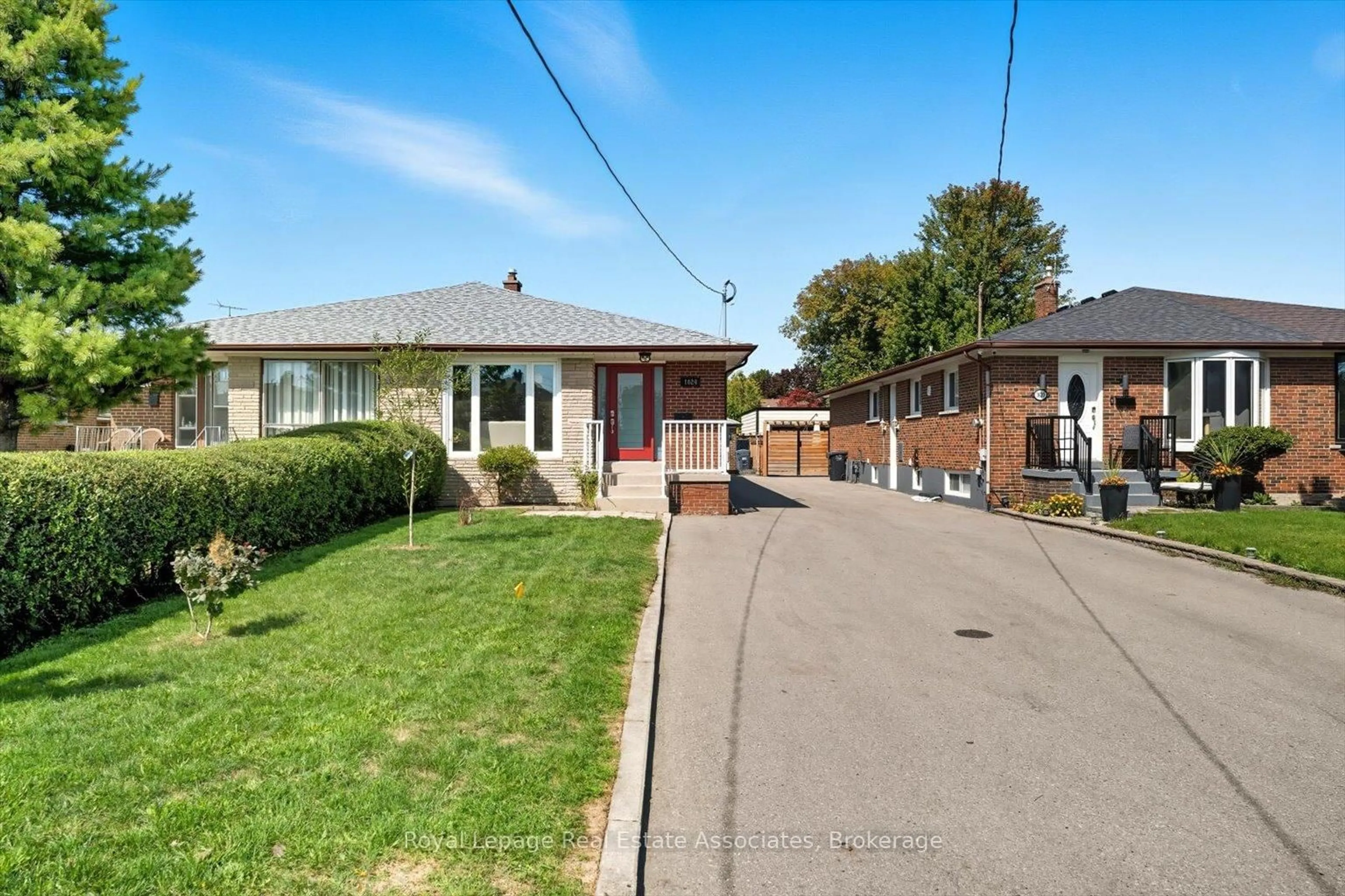 A pic from outside/outdoor area/front of a property/back of a property/a pic from drone, street for 1624 Coram Cres, Mississauga Ontario L4X 1K9