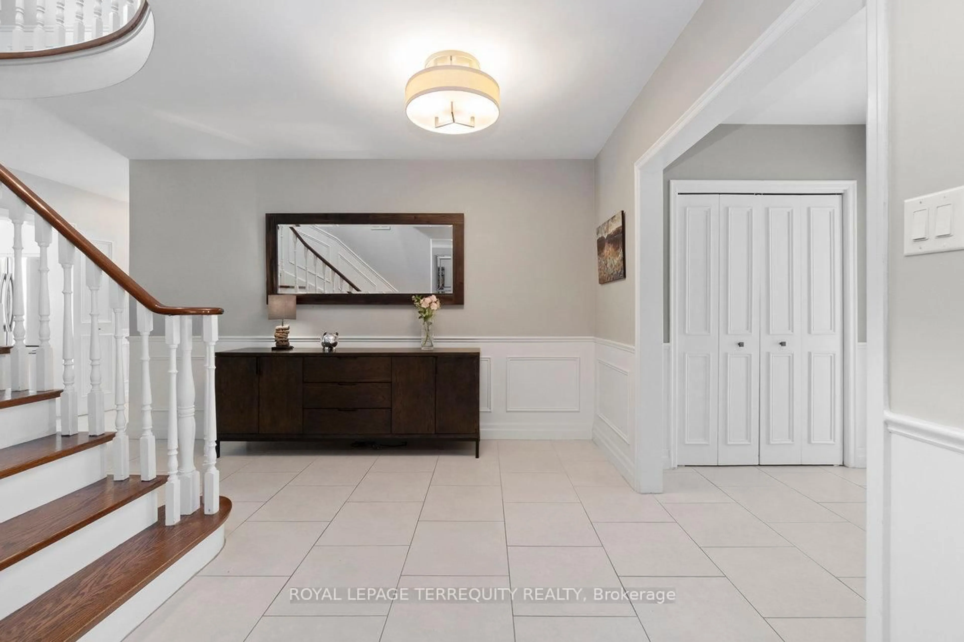 Indoor entryway for 33 Ashford Dr, Toronto Ontario M9B 5X2