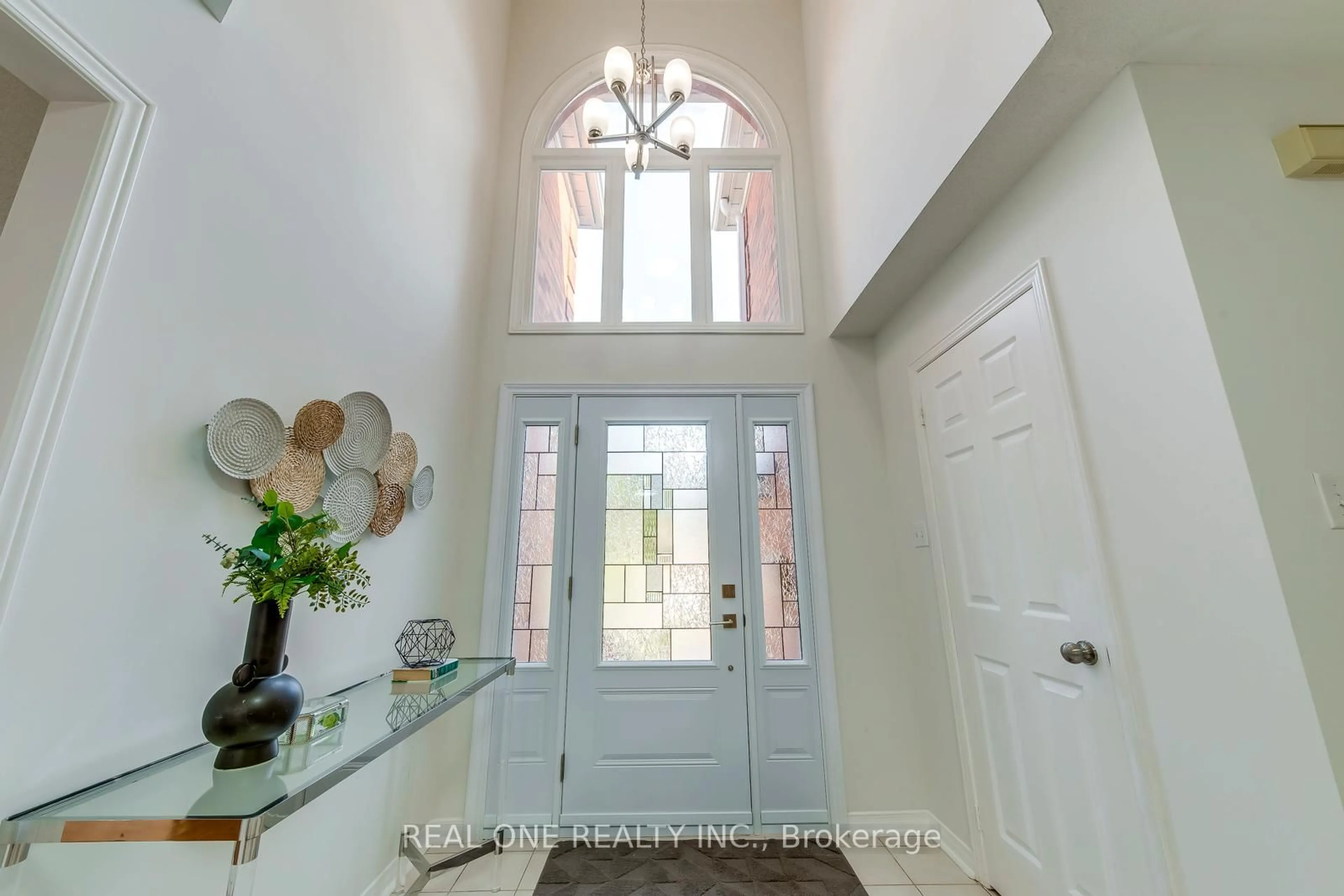 Indoor entryway for 2751 Duncairn Dr, Mississauga Ontario L5M 5C6