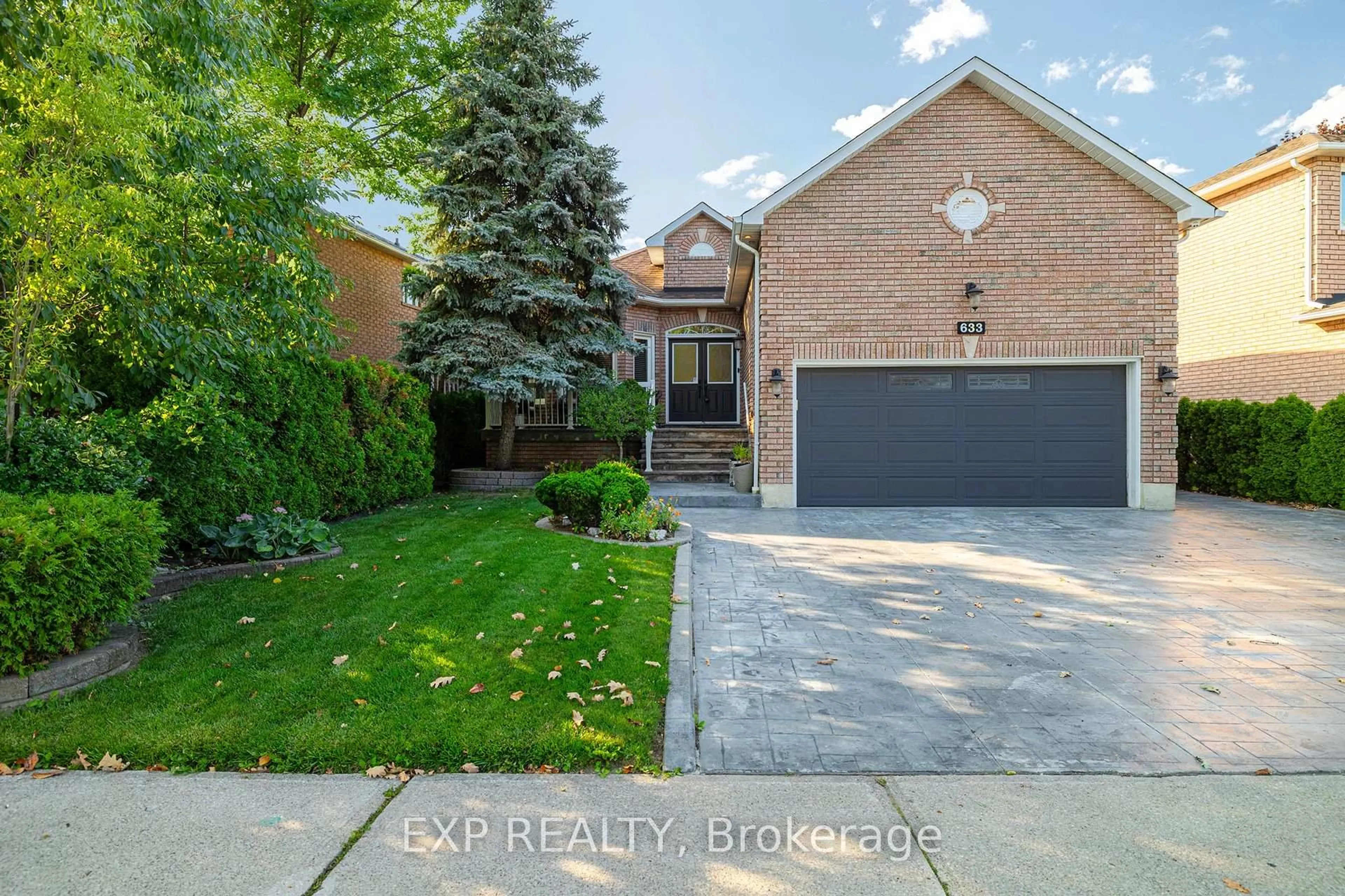 Home with brick exterior material, street for 633 Avonwick Ave, Mississauga Ontario L5R 3N9
