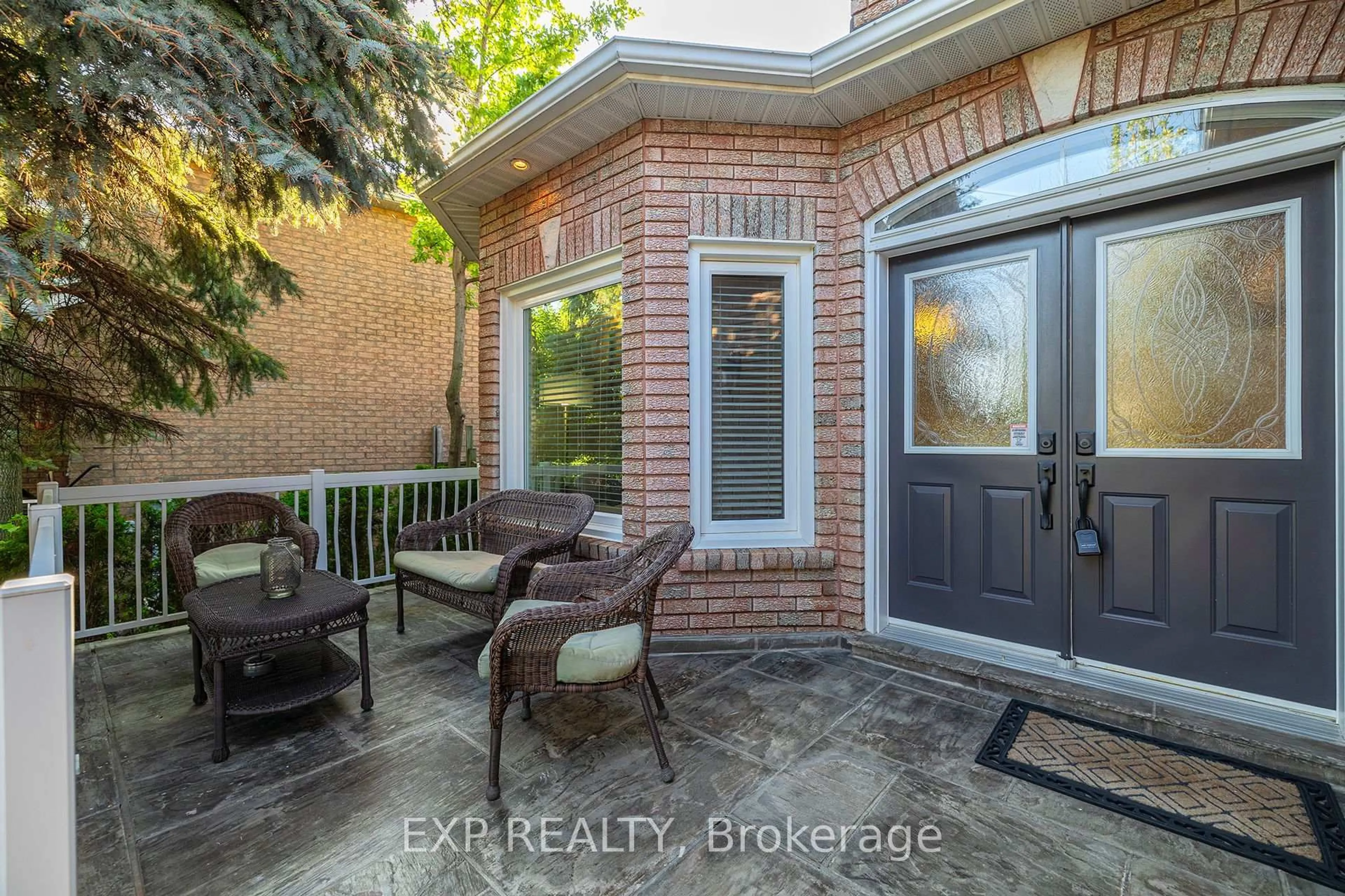 Indoor entryway for 633 Avonwick Ave, Mississauga Ontario L5R 3N9