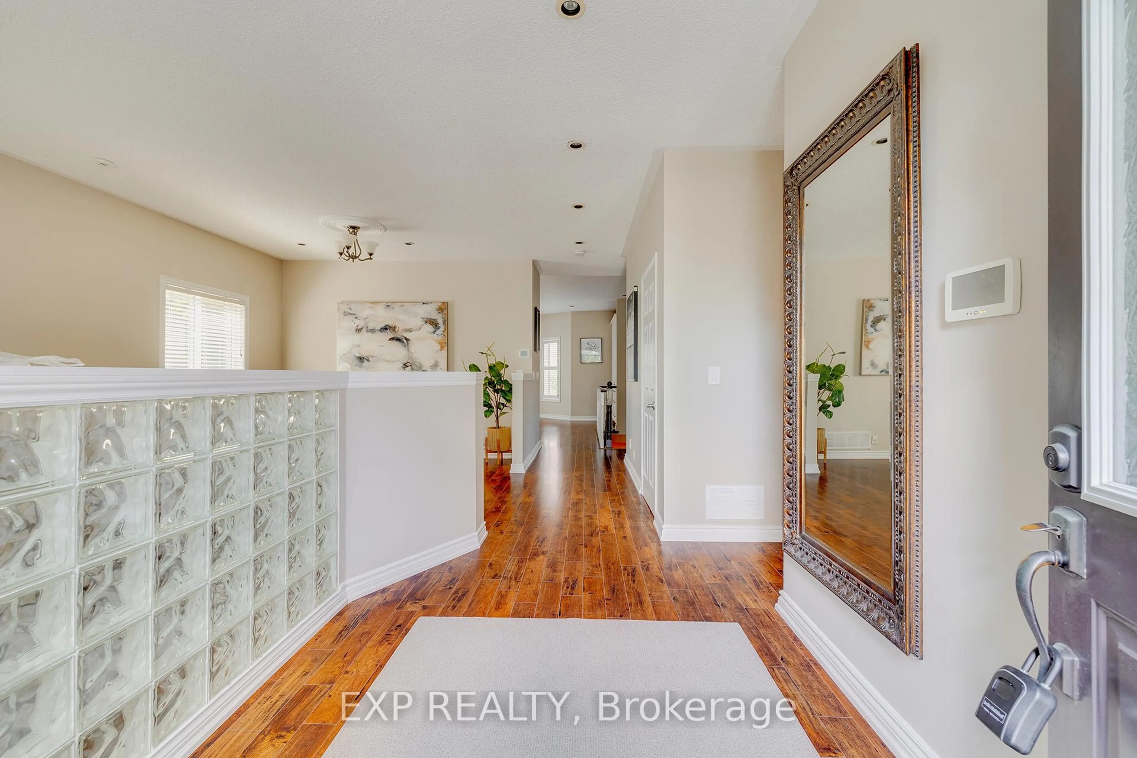 Indoor entryway for 633 Avonwick Ave, Mississauga Ontario L5R 3N9