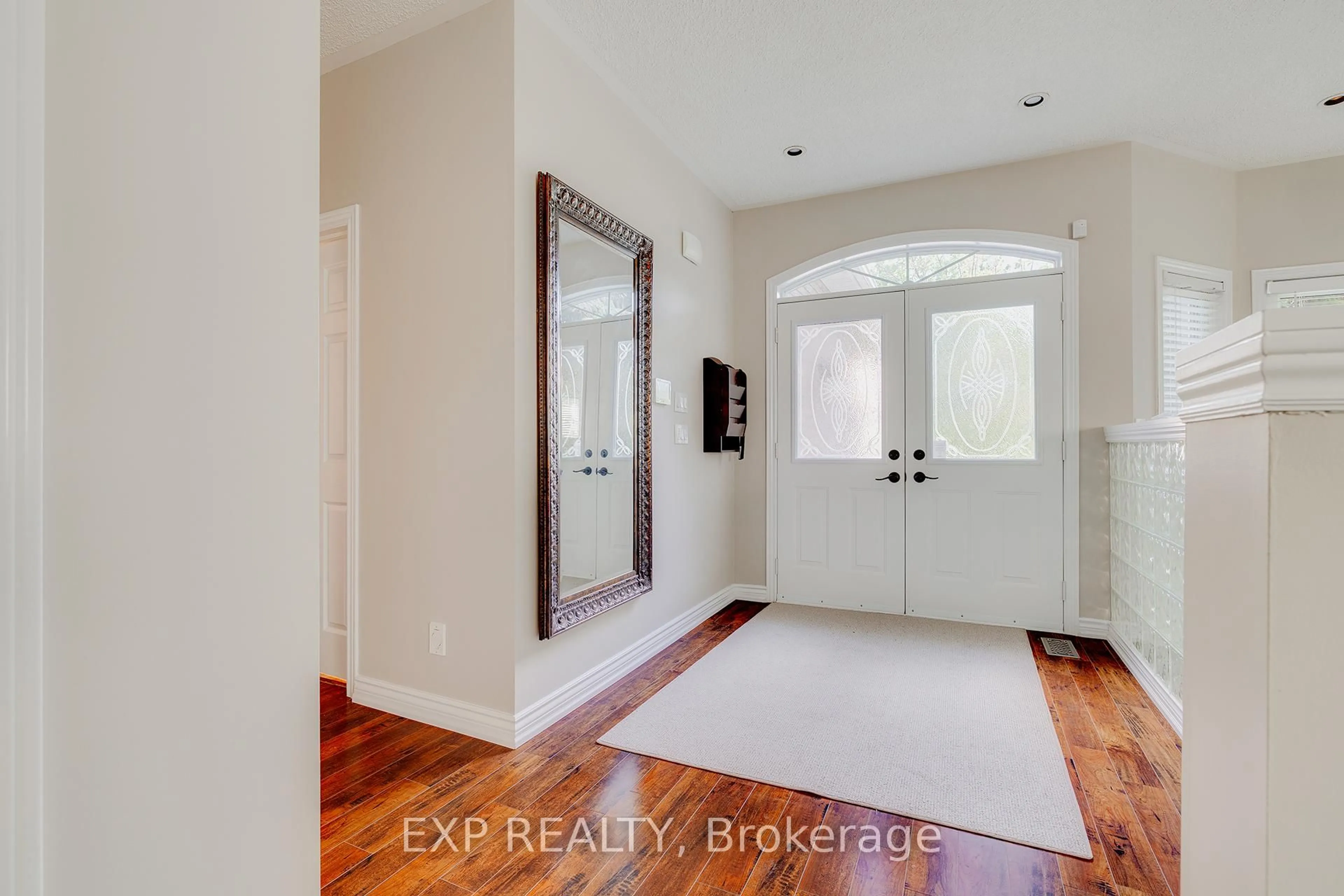 Indoor entryway for 633 Avonwick Ave, Mississauga Ontario L5R 3N9