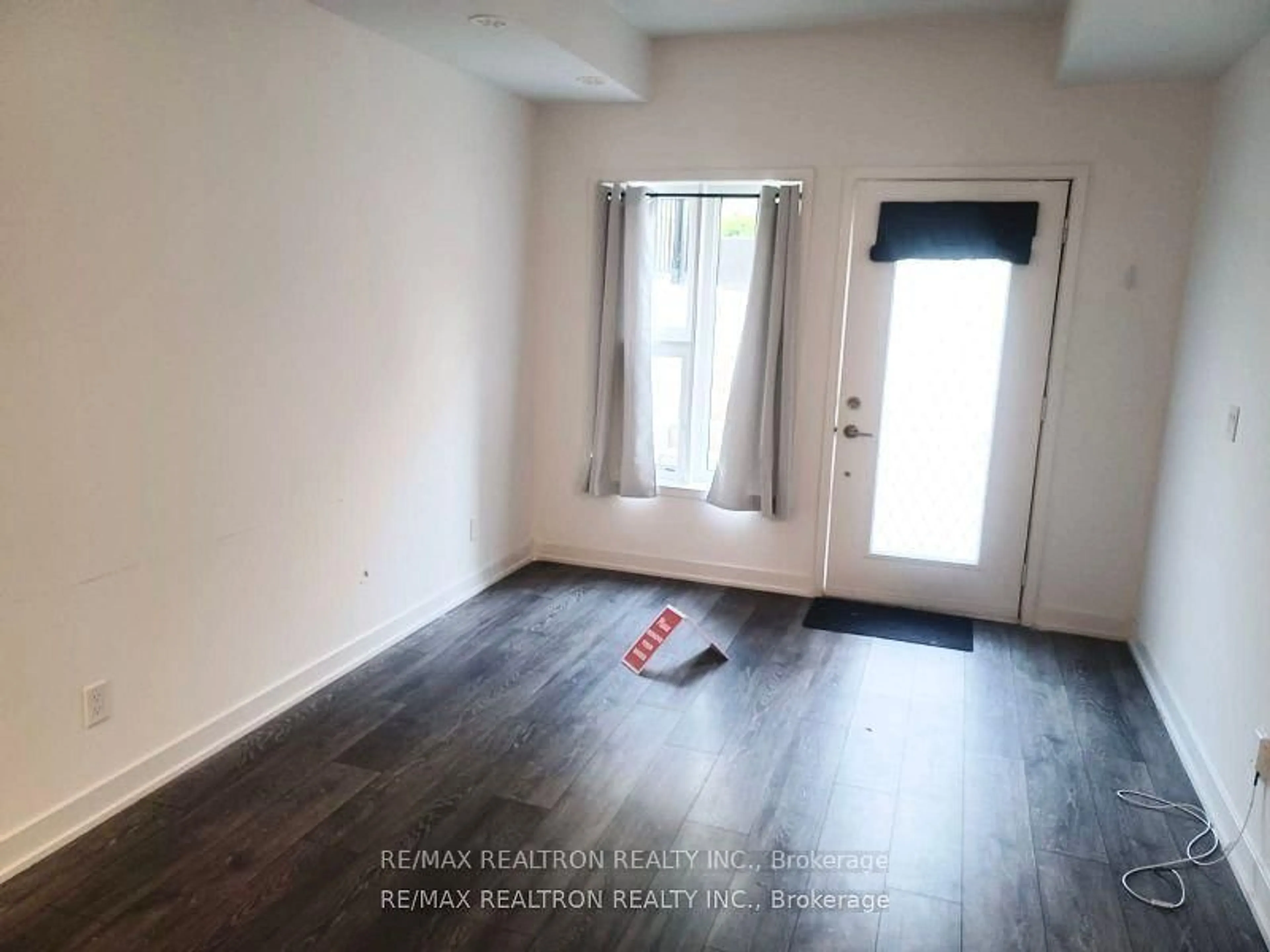 A pic of a room for 1131 Cooke Blvd #713, Burlington Ontario L7T 0C3