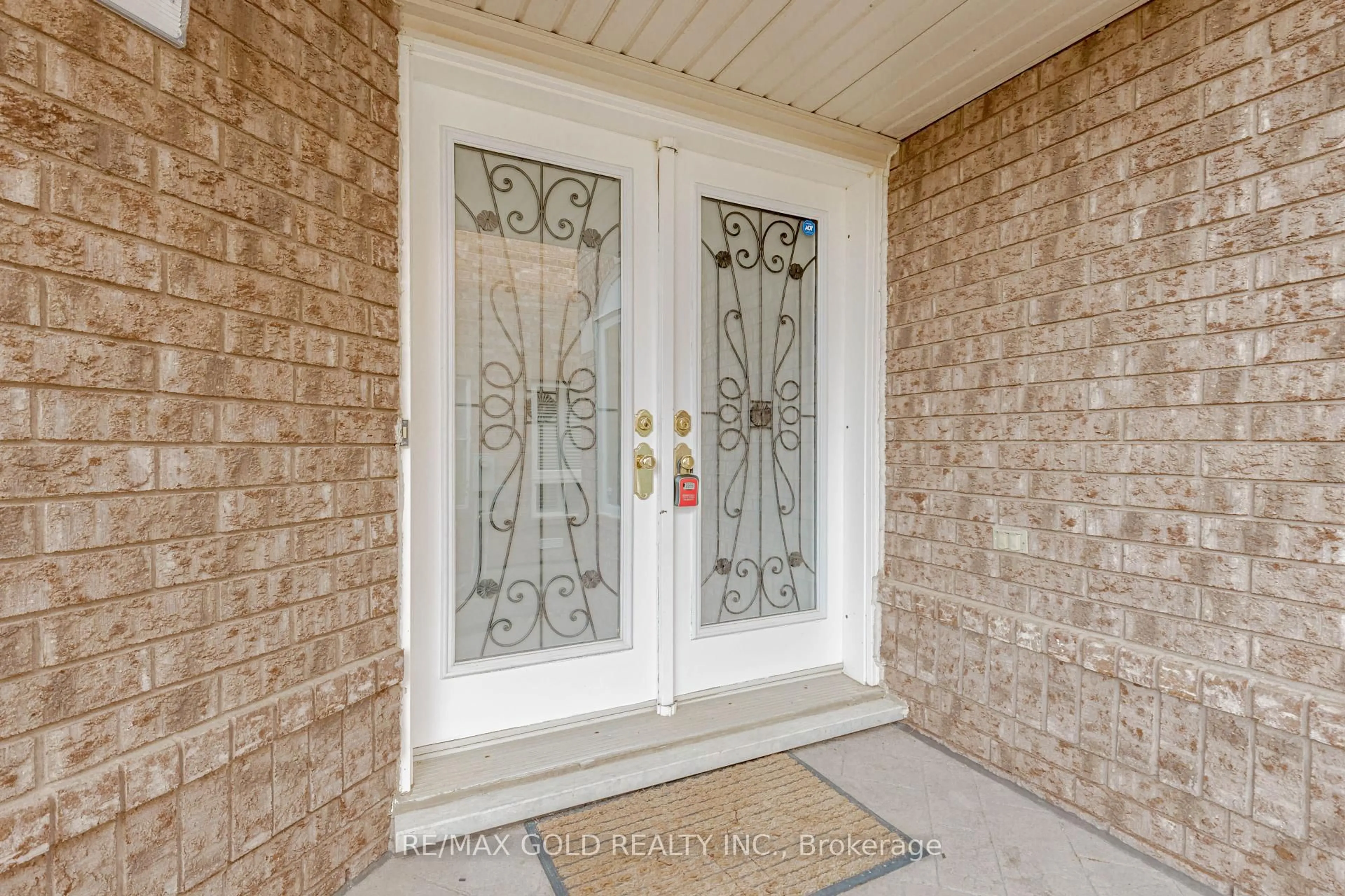 Indoor entryway for 7399 Terragar Blvd, Mississauga Ontario L5N 8G7