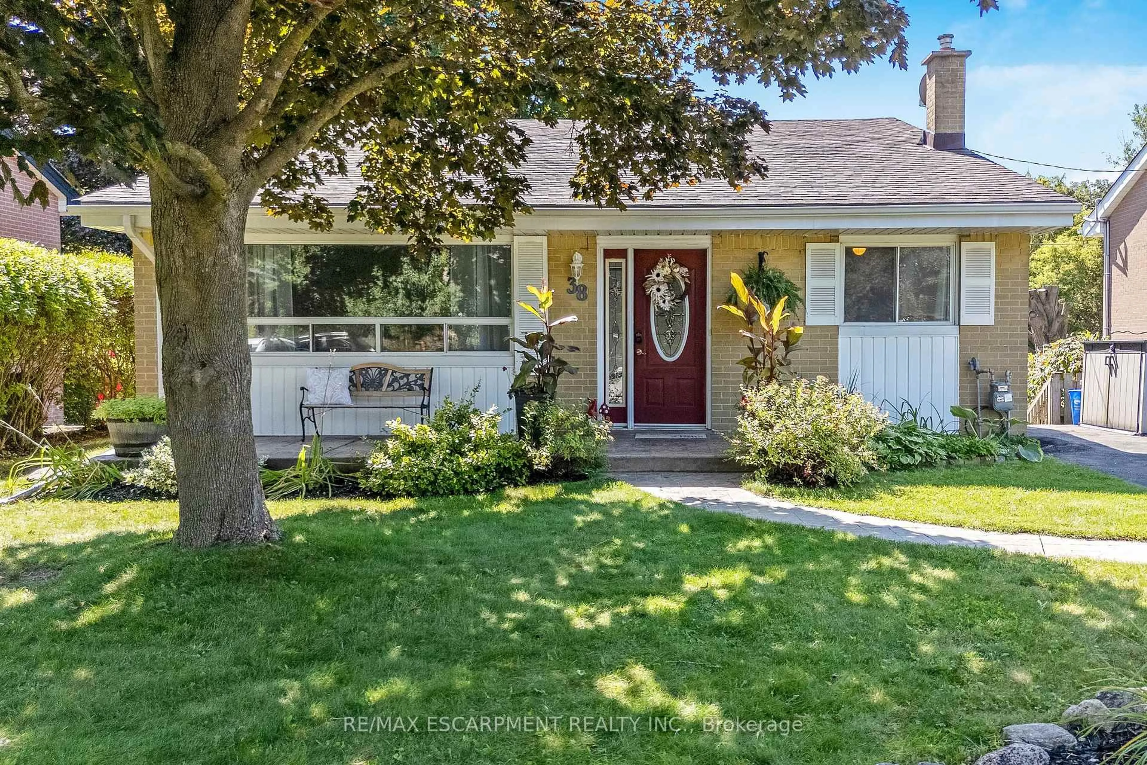 Home with vinyl exterior material, street for 38 Mowbray Pl, Halton Hills Ontario L7J 2J8