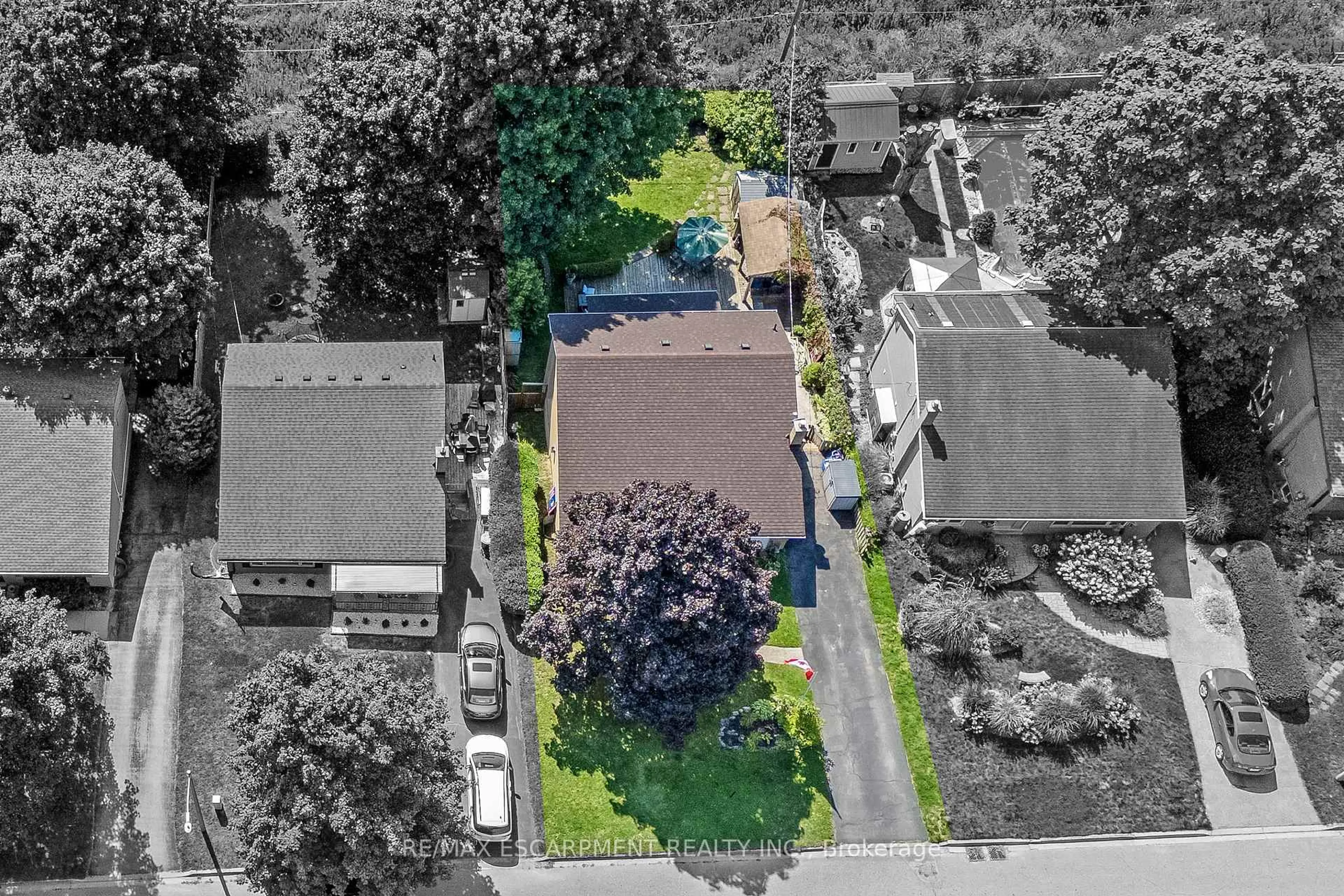 A pic from outside/outdoor area/front of a property/back of a property/a pic from drone, street for 38 Mowbray Pl, Halton Hills Ontario L7J 2J8