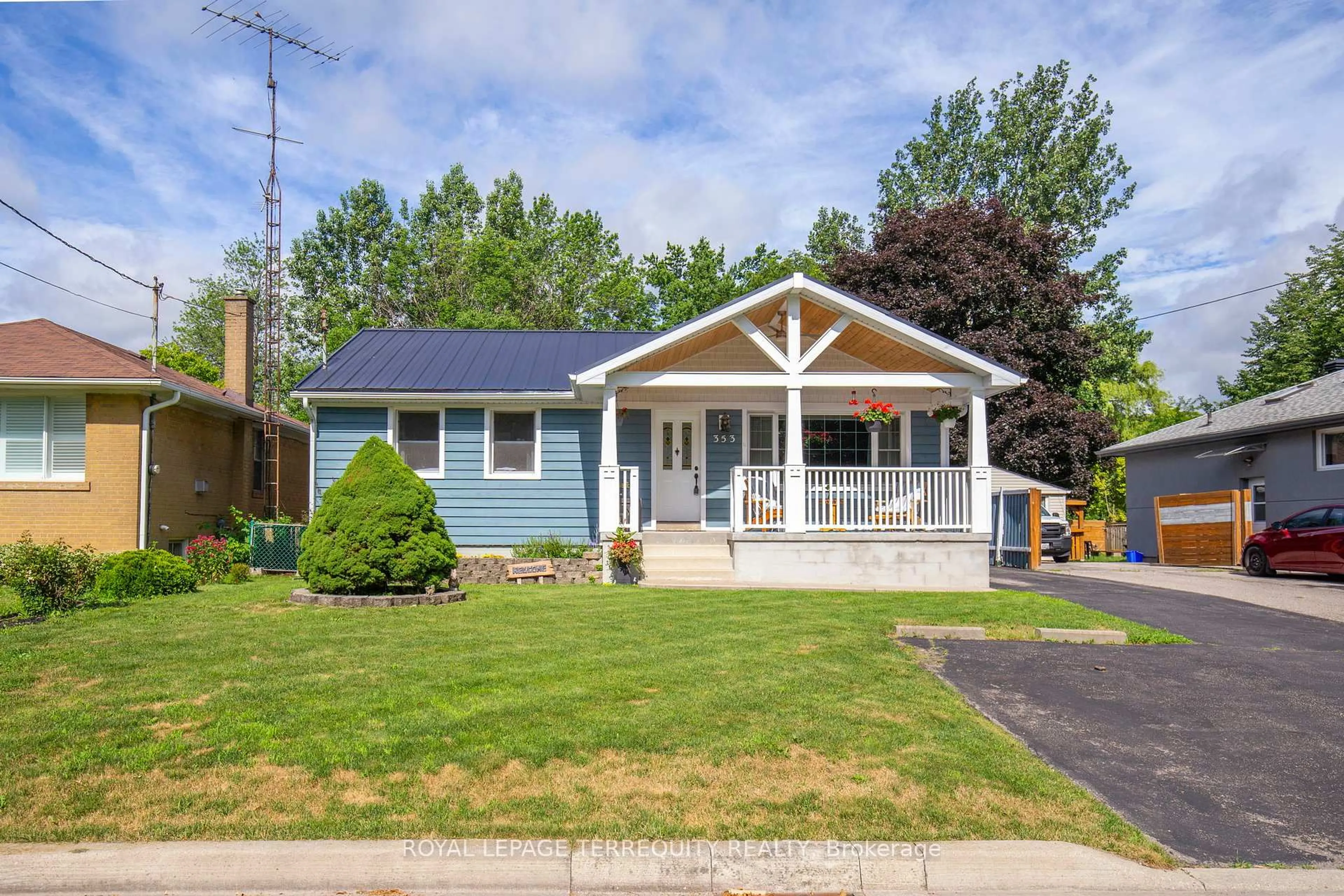 Home with vinyl exterior material, street for 353 KINGSLEIGH Crt, Milton Ontario L9T 1X6