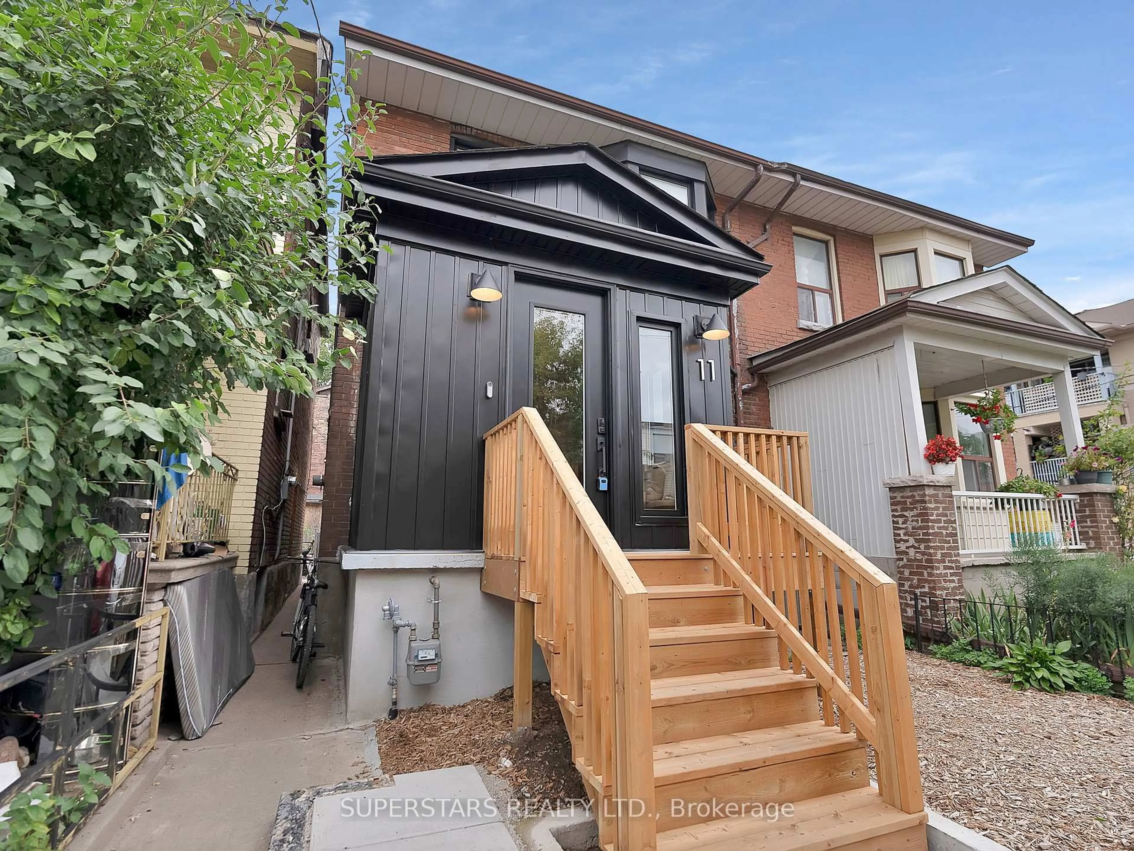 Unknown for 11 Carling Ave, Toronto Ontario M6G 3S2
