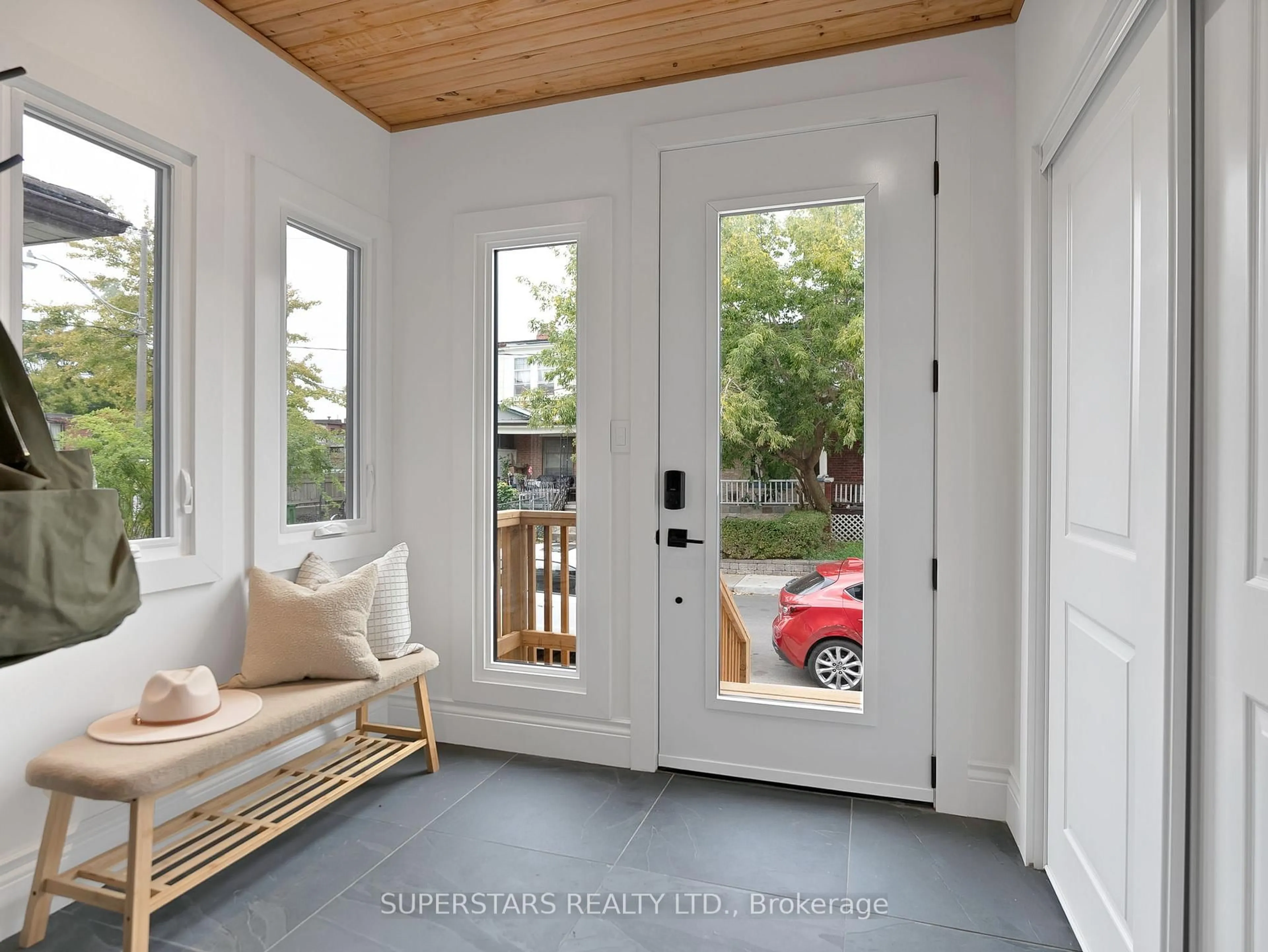 Indoor entryway for 11 Carling Ave, Toronto Ontario M6G 3S2
