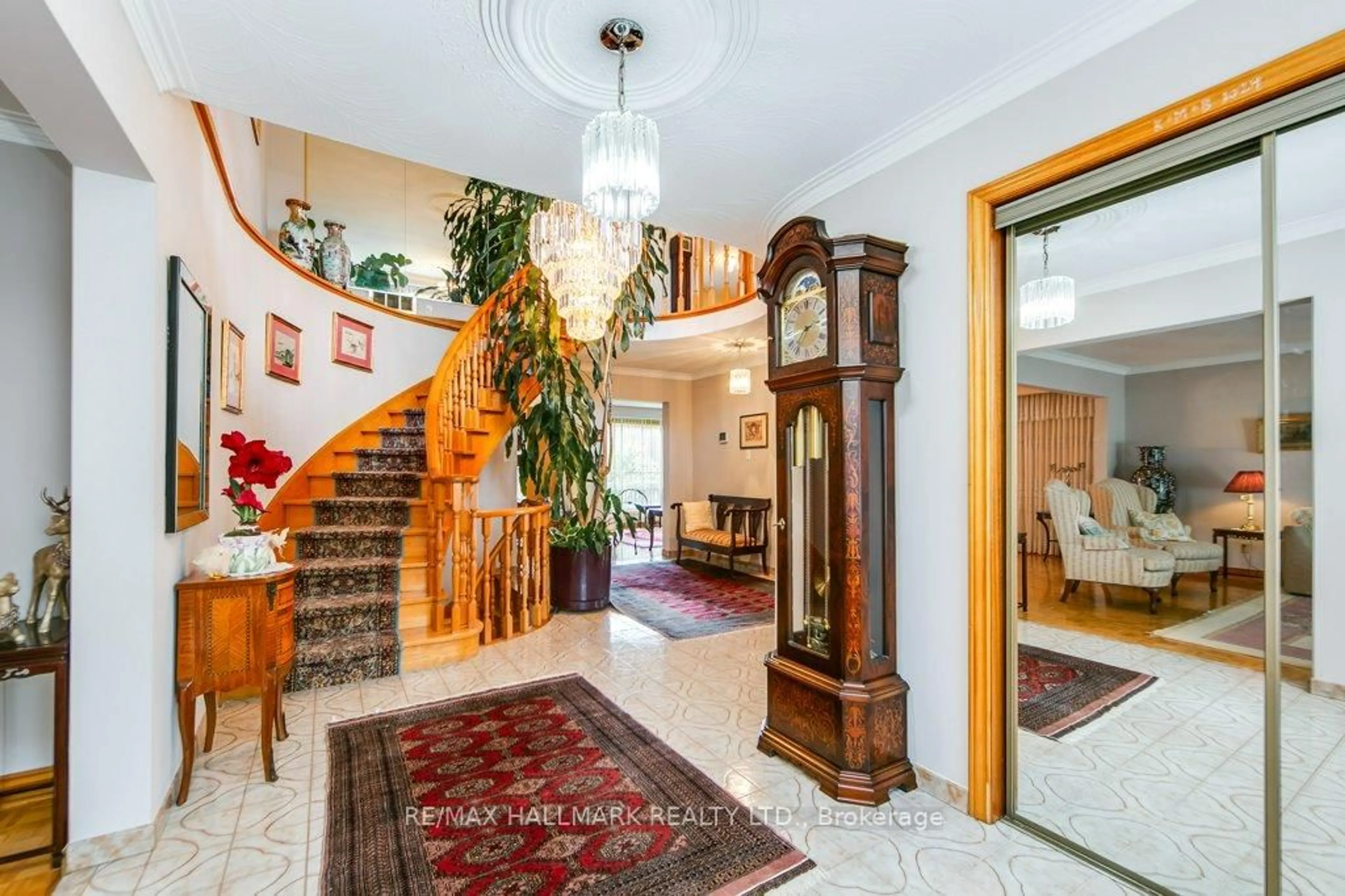 Indoor foyer for 1811 Beechknoll Ave, Mississauga Ontario L4W 3V1