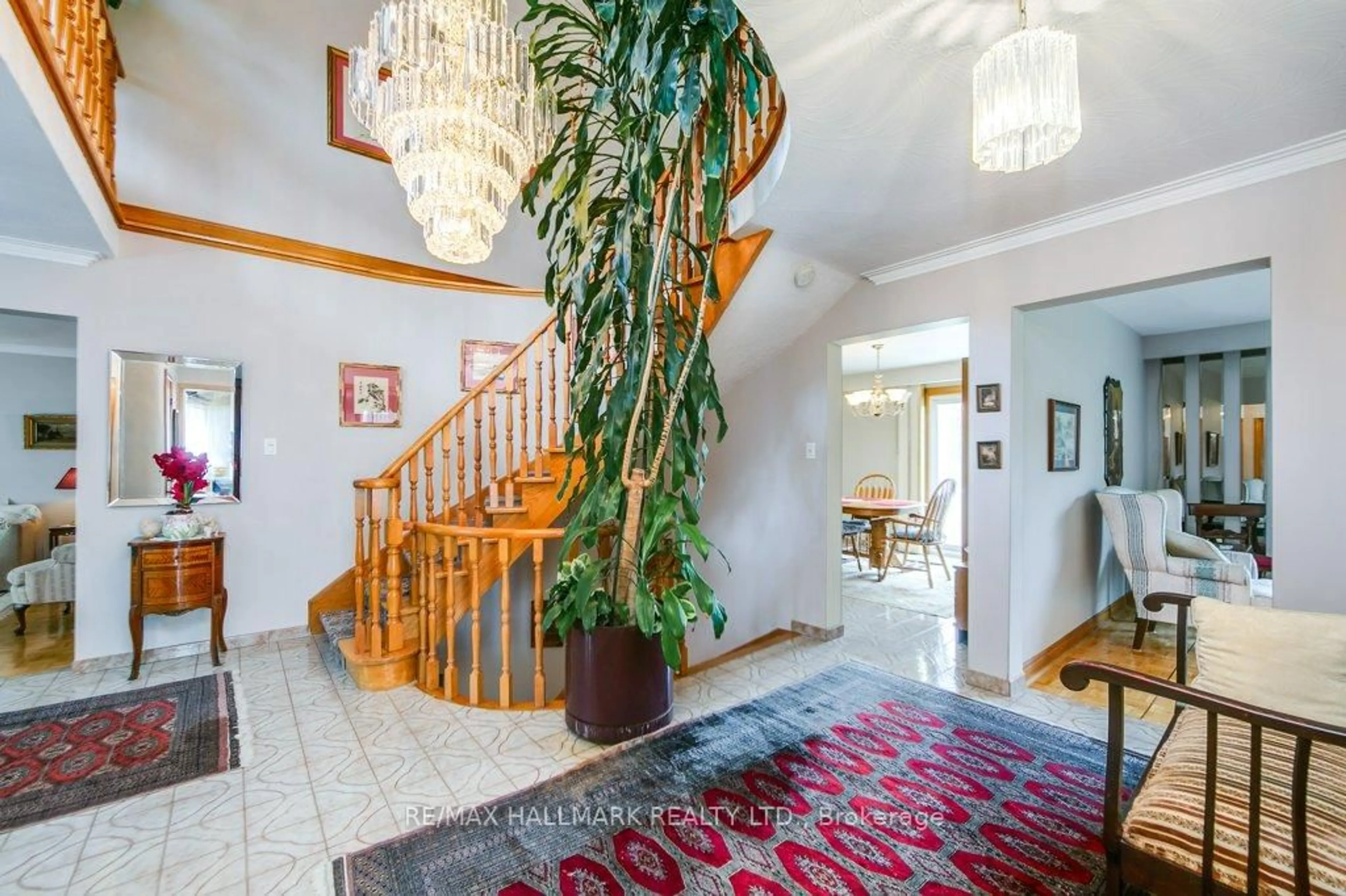 Indoor foyer for 1811 Beechknoll Ave, Mississauga Ontario L4W 3V1