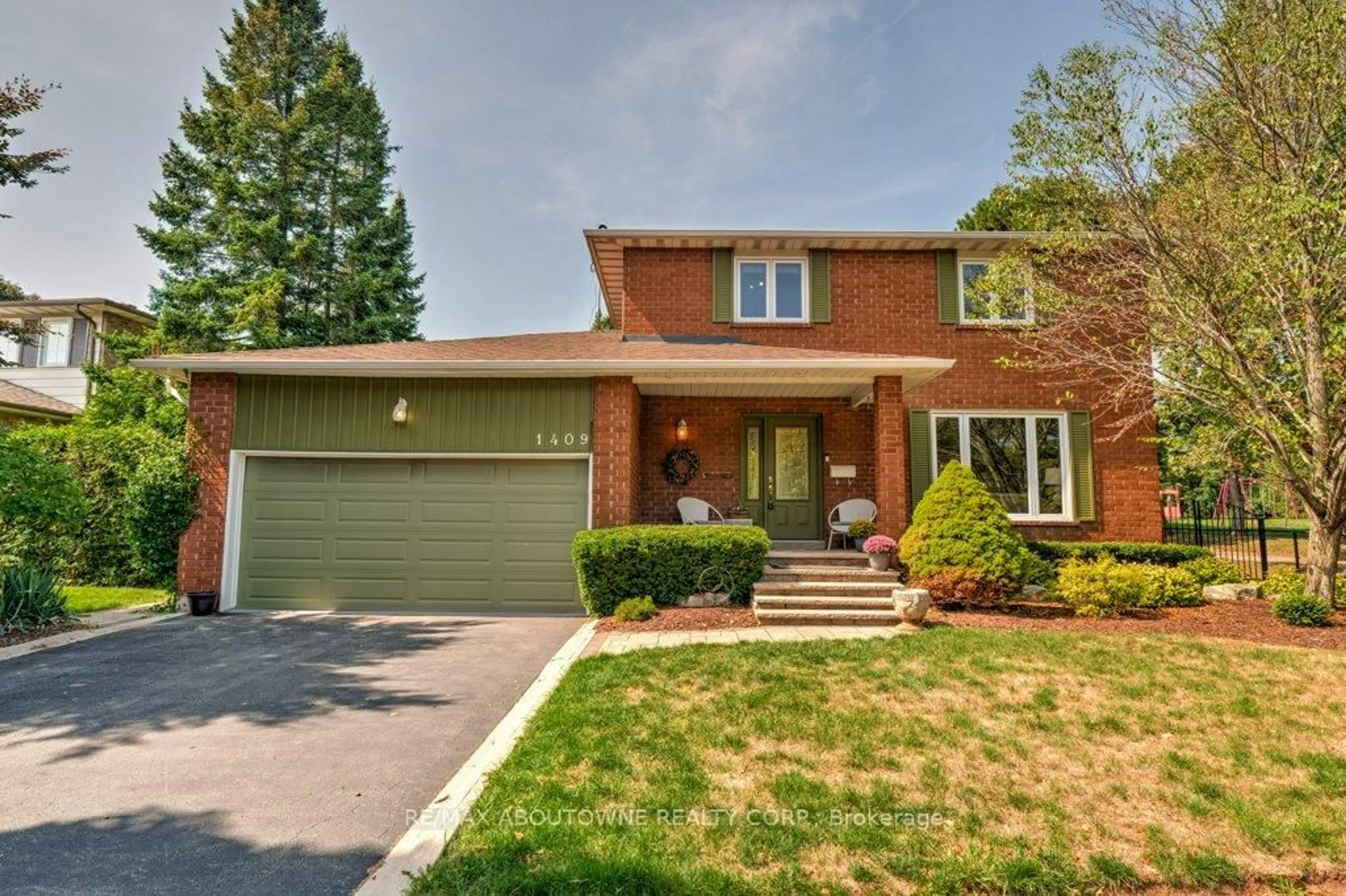 Home with brick exterior material, street for 1409 Grand Blvd, Oakville Ontario L6H 3E3