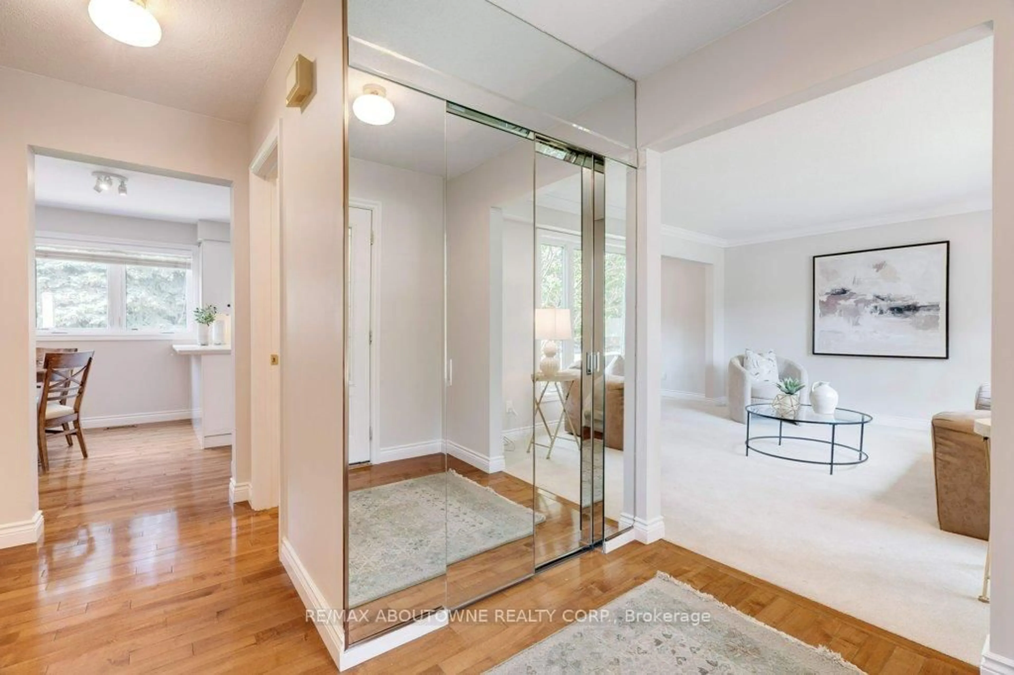 Indoor entryway for 1409 Grand Blvd, Oakville Ontario L6H 3E3