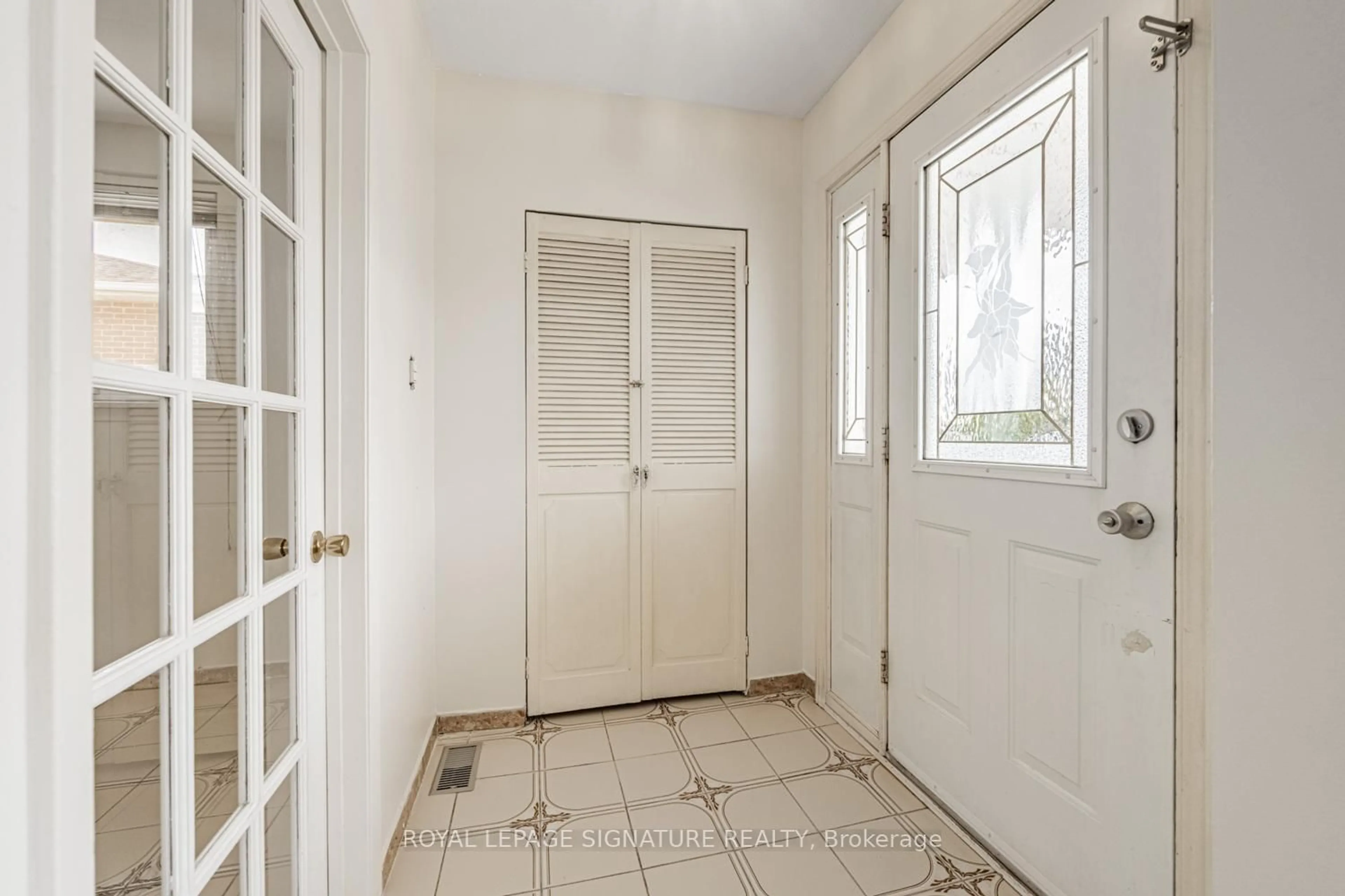 Indoor entryway for 3706 Woodruff Cres, Mississauga Ontario L4T 1T9