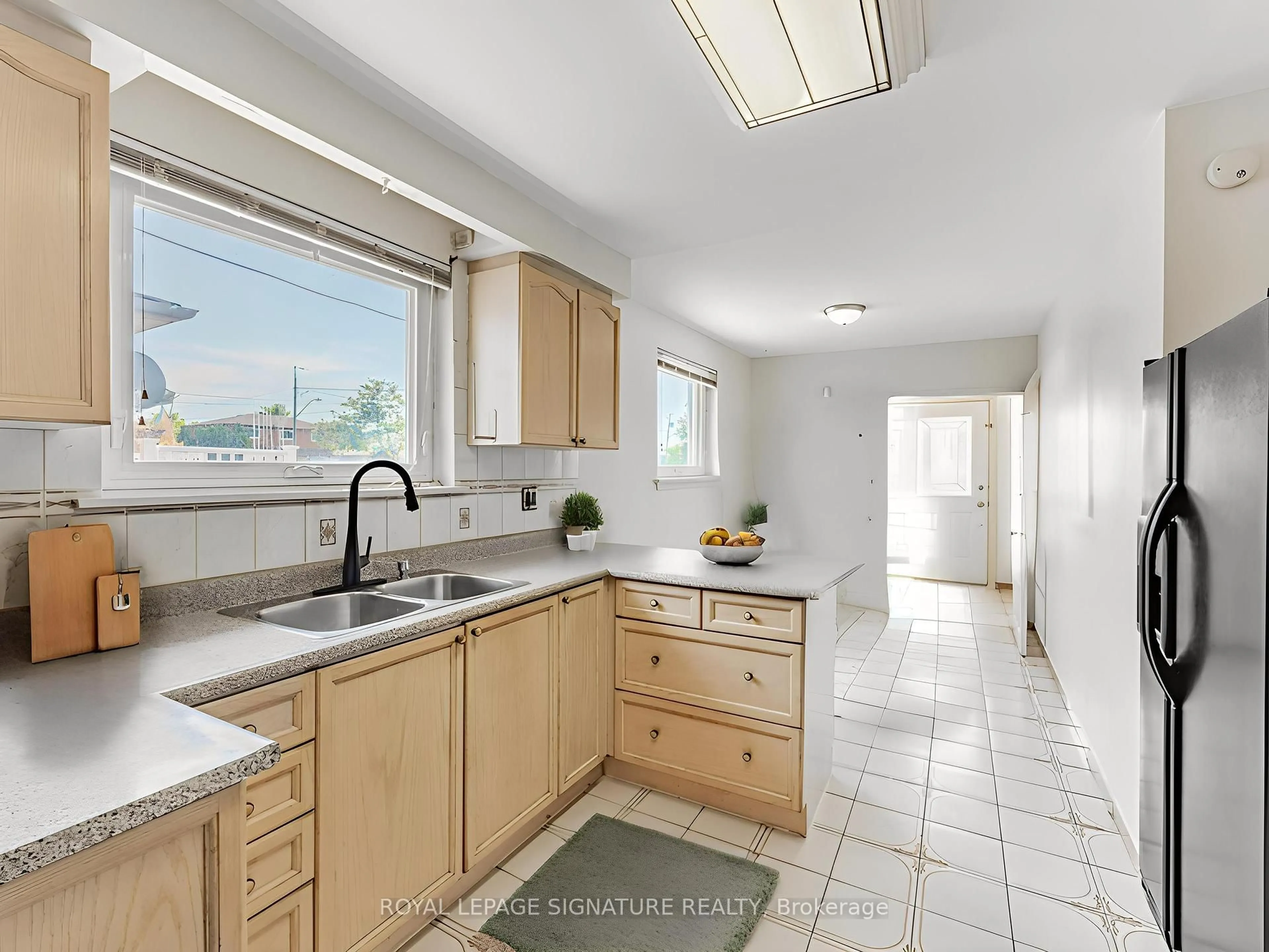Standard kitchen, ceramic/tile floor for 3706 Woodruff Cres, Mississauga Ontario L4T 1T9