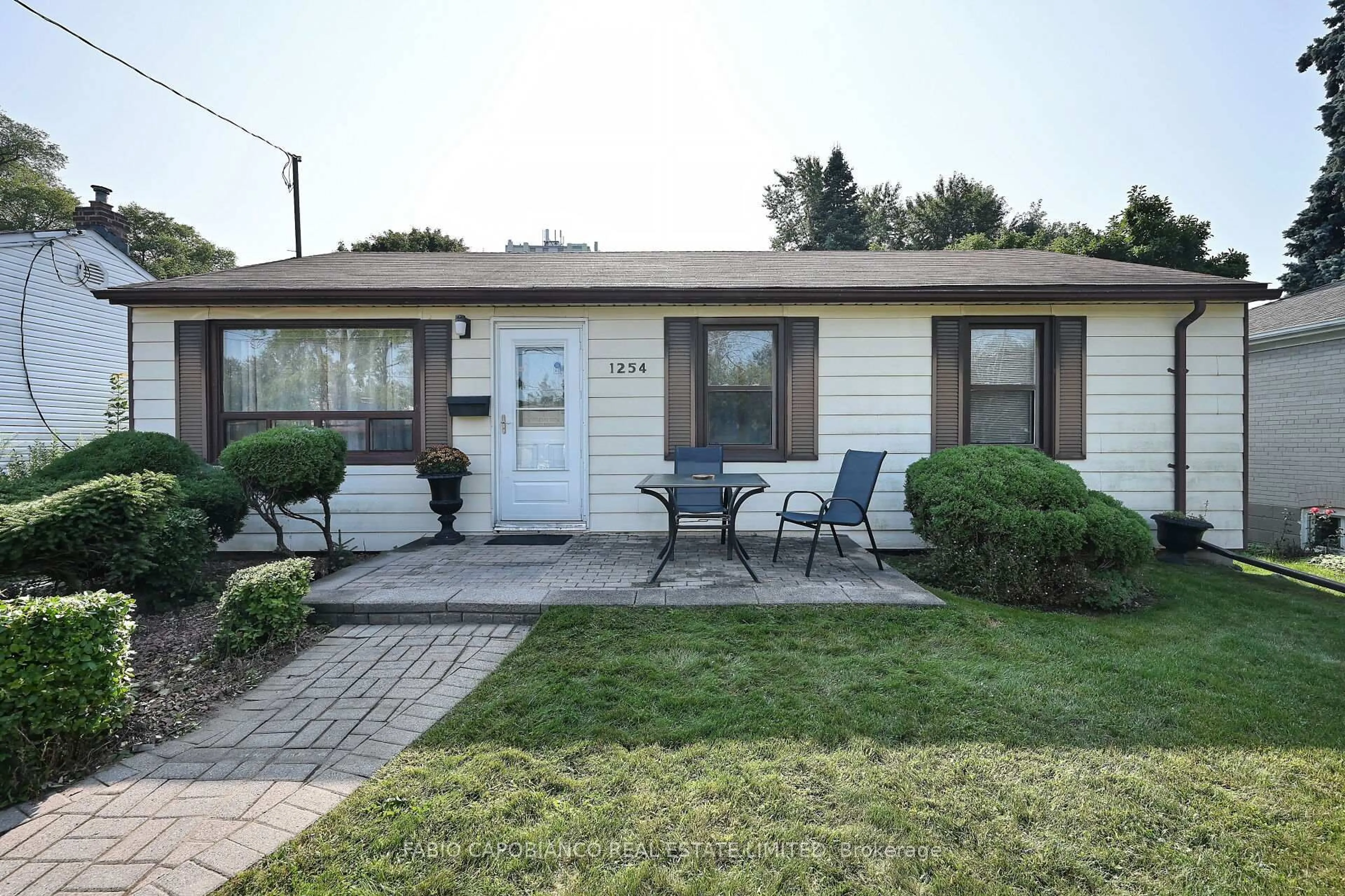 Patio, street for 1254 St Marys Ave, Mississauga Ontario L5E 1H7