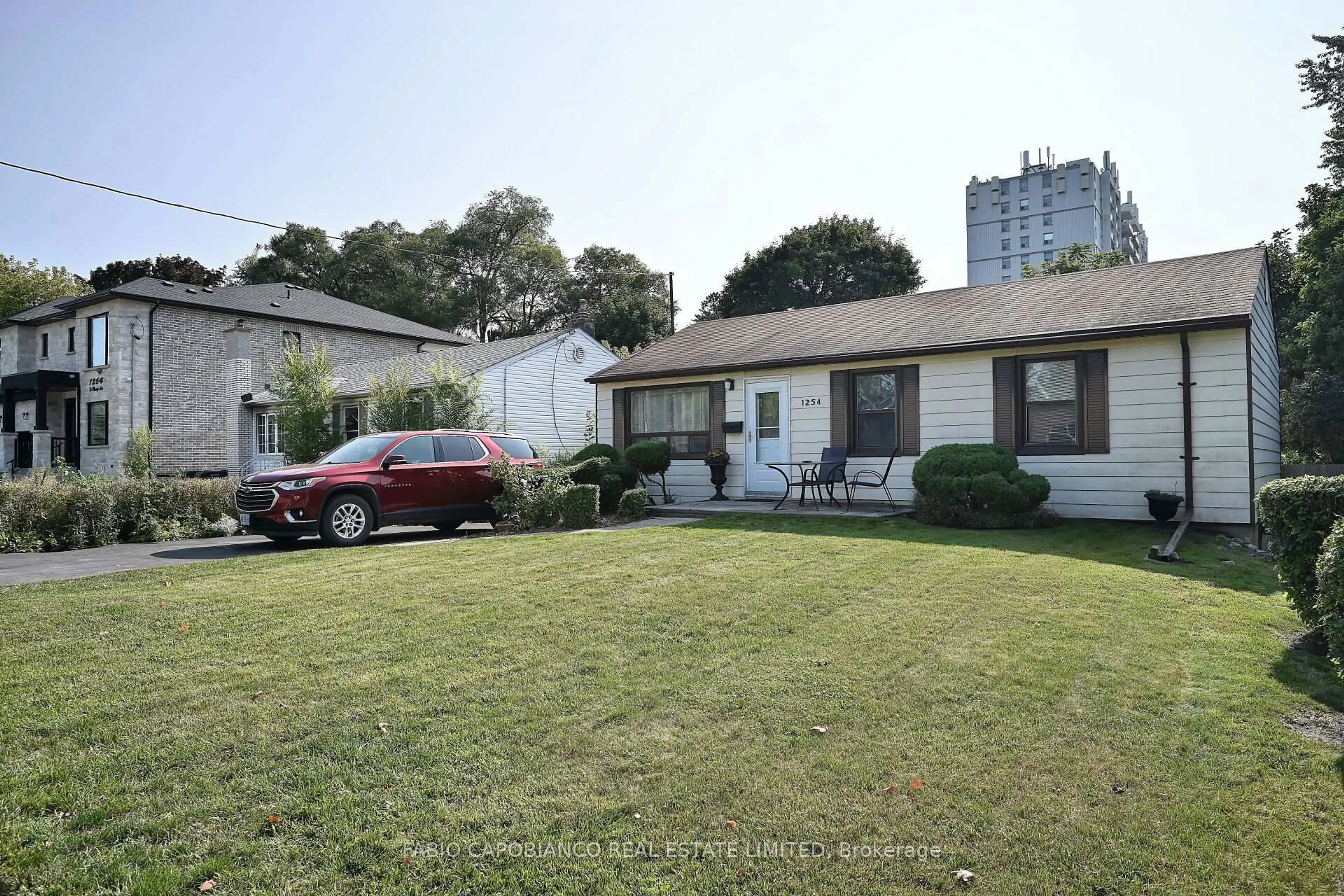 A pic from outside/outdoor area/front of a property/back of a property/a pic from drone, street for 1254 St Marys Ave, Mississauga Ontario L5E 1H7