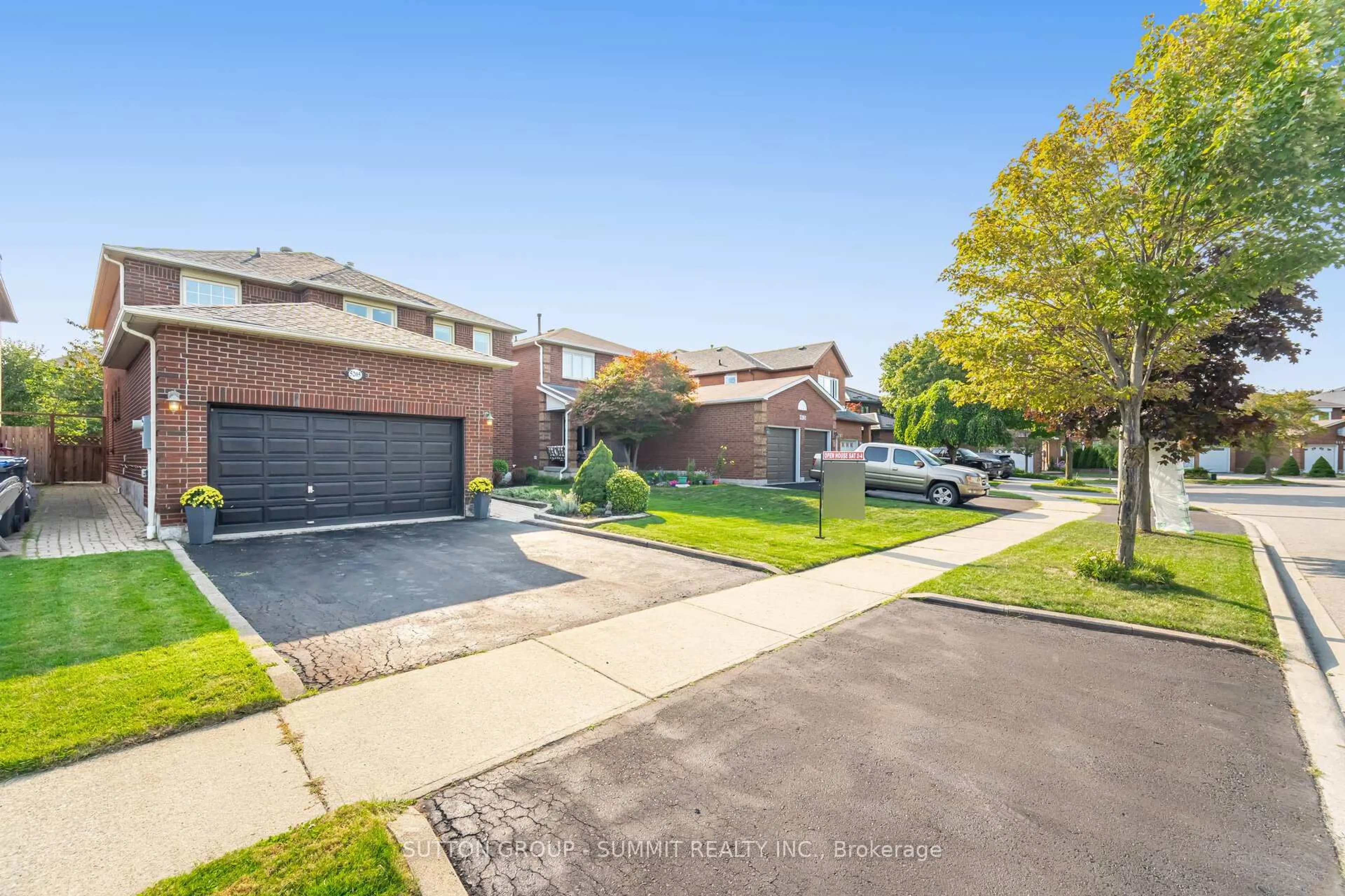 A pic from outside/outdoor area/front of a property/back of a property/a pic from drone, street for 5205 Swiftcurrent Tr, Mississauga Ontario L5R 2H9