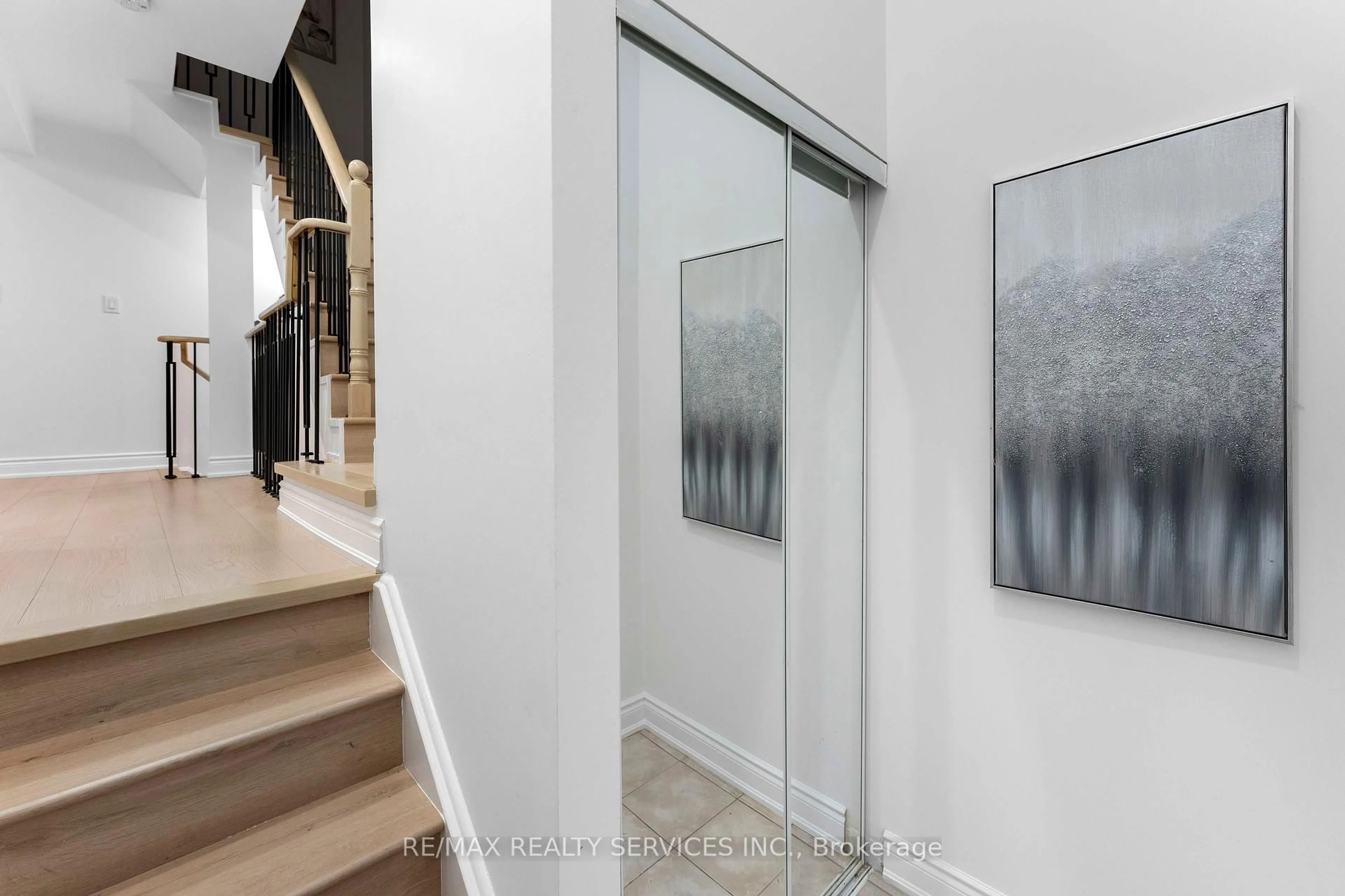 Indoor foyer for 80 Acorn Pl #28, Mississauga Ontario L4Z 4C9