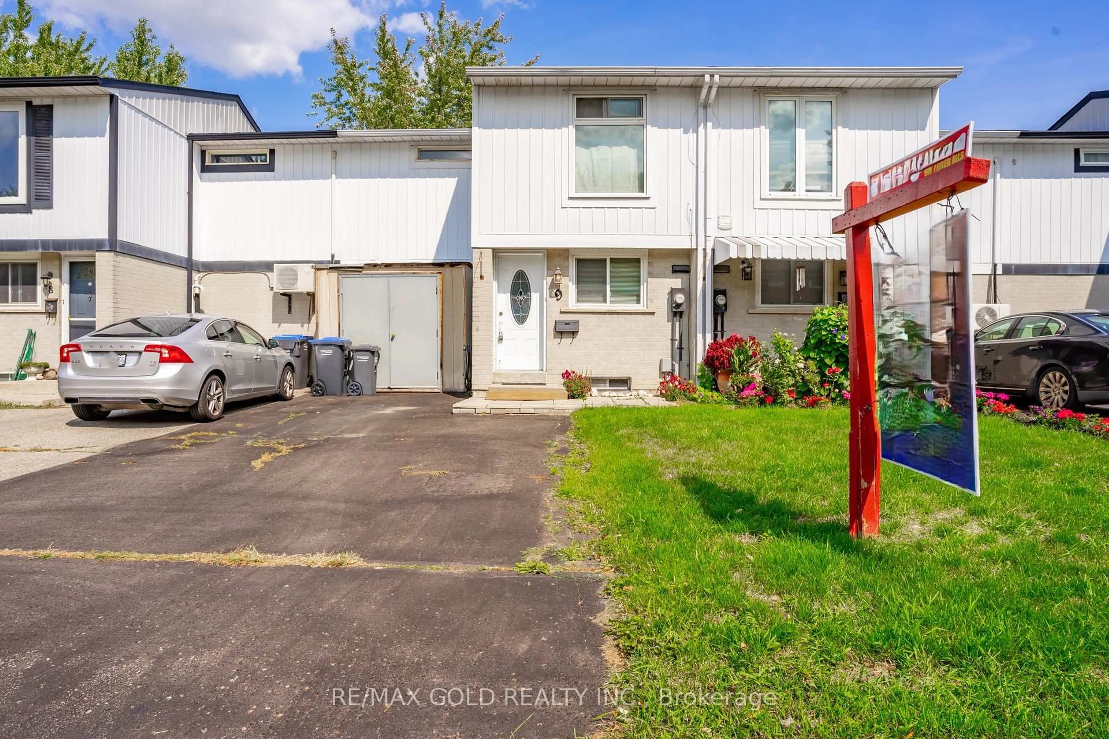 A pic from outside/outdoor area/front of a property/back of a property/a pic from drone, street for 9 Gladstone Sq, Brampton Ontario L6S 2H5