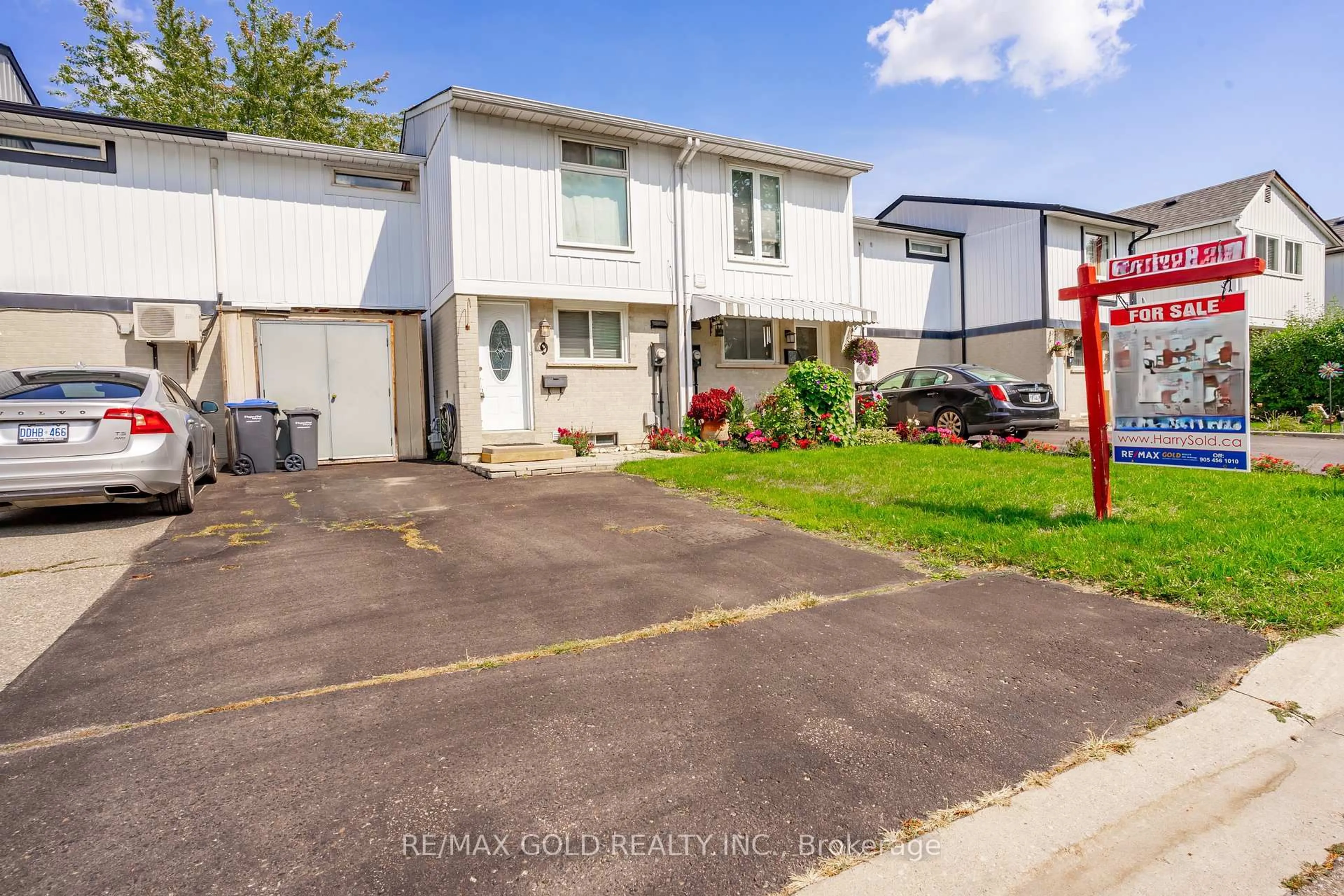 A pic from outside/outdoor area/front of a property/back of a property/a pic from drone, street for 9 Gladstone Sq, Brampton Ontario L6S 2H5