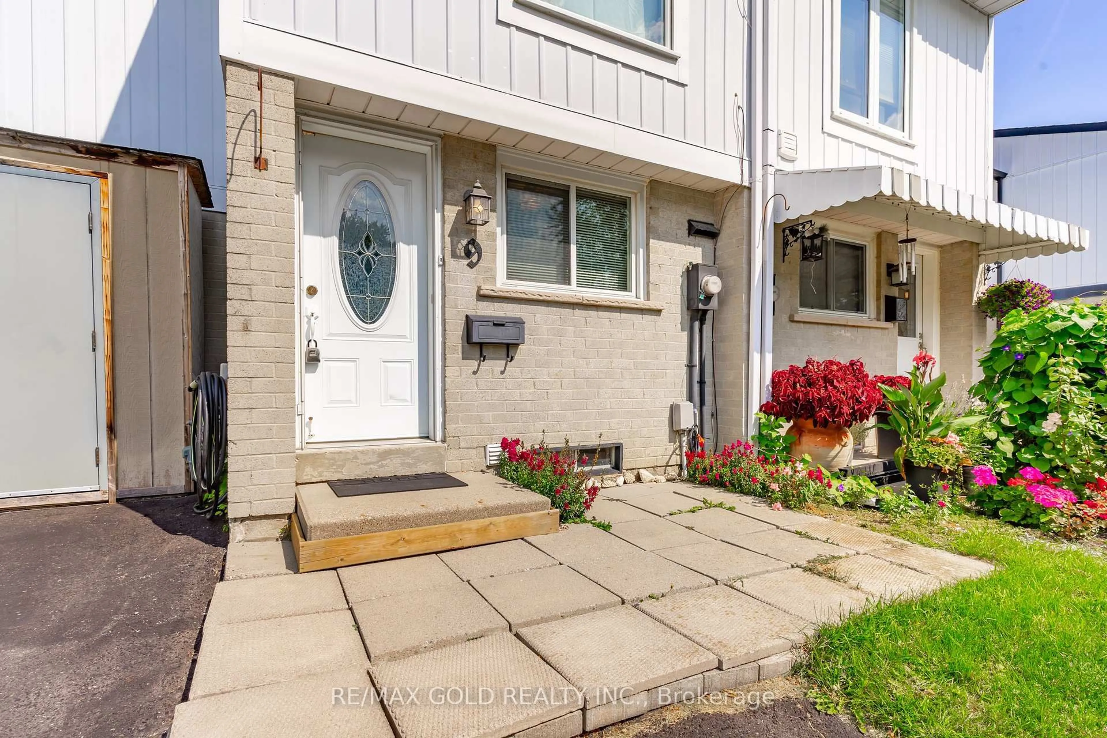Unknown for 9 Gladstone Sq, Brampton Ontario L6S 2H5
