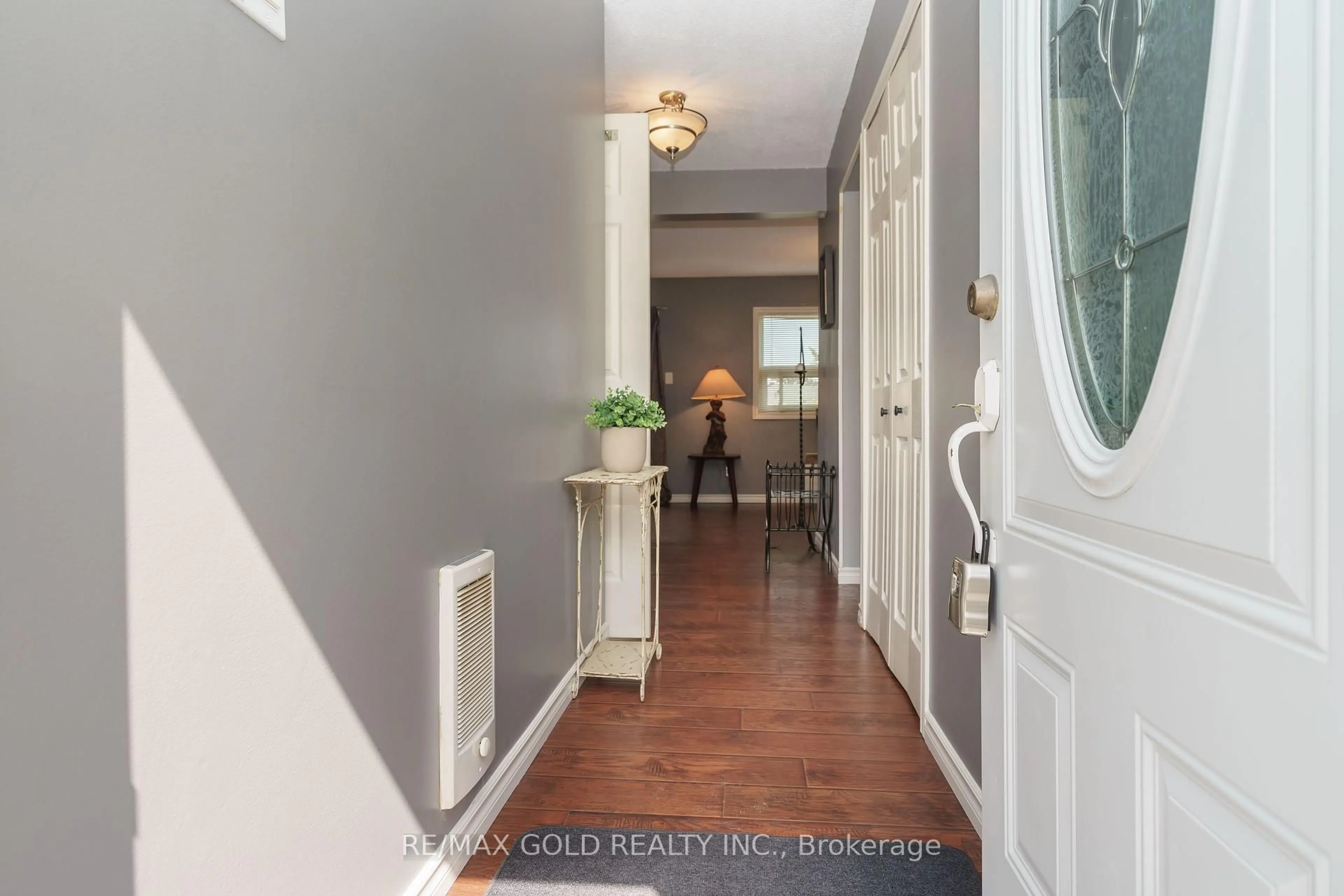 Indoor entryway for 9 Gladstone Sq, Brampton Ontario L6S 2H5