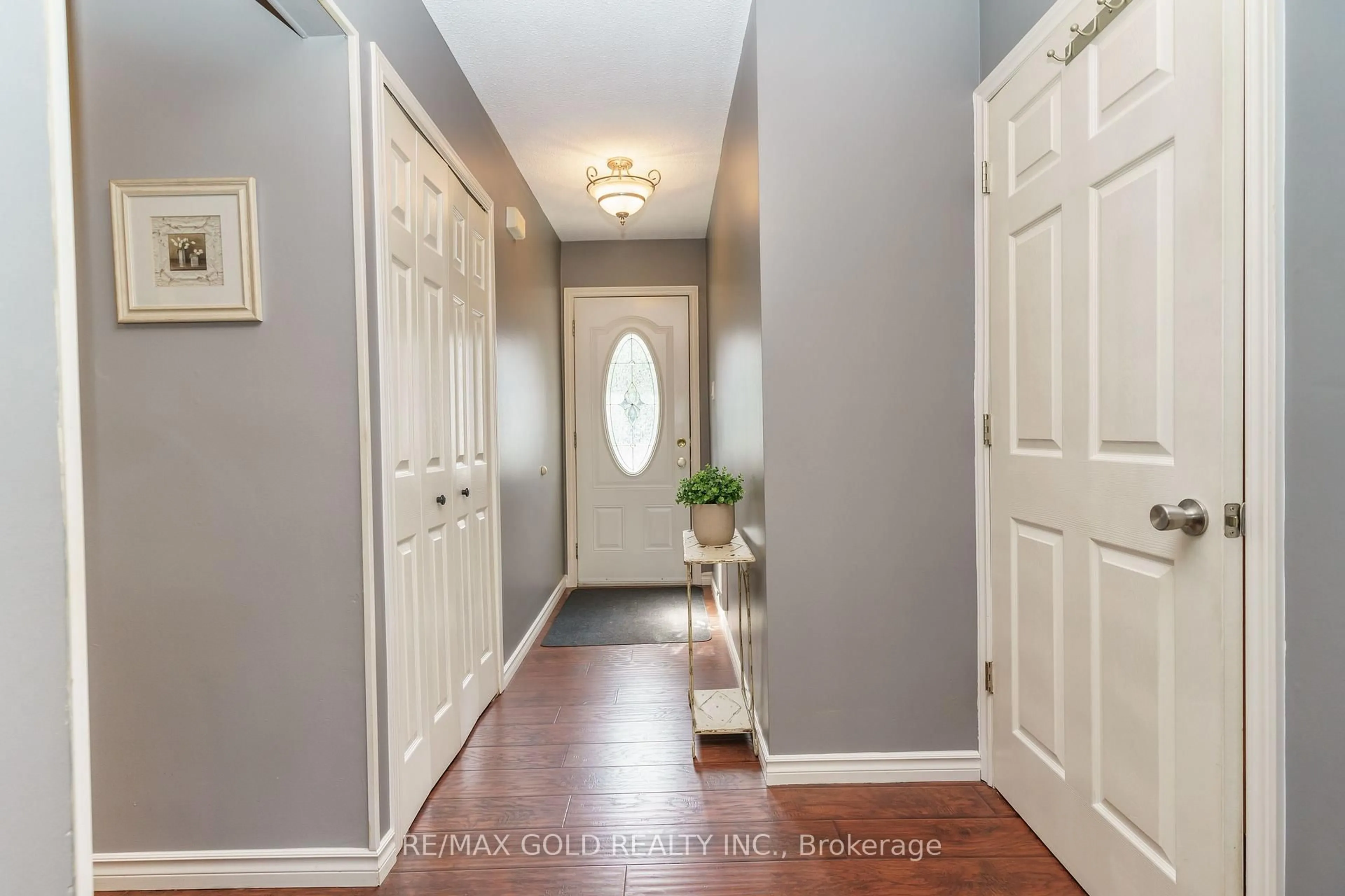 Indoor entryway for 9 Gladstone Sq, Brampton Ontario L6S 2H5