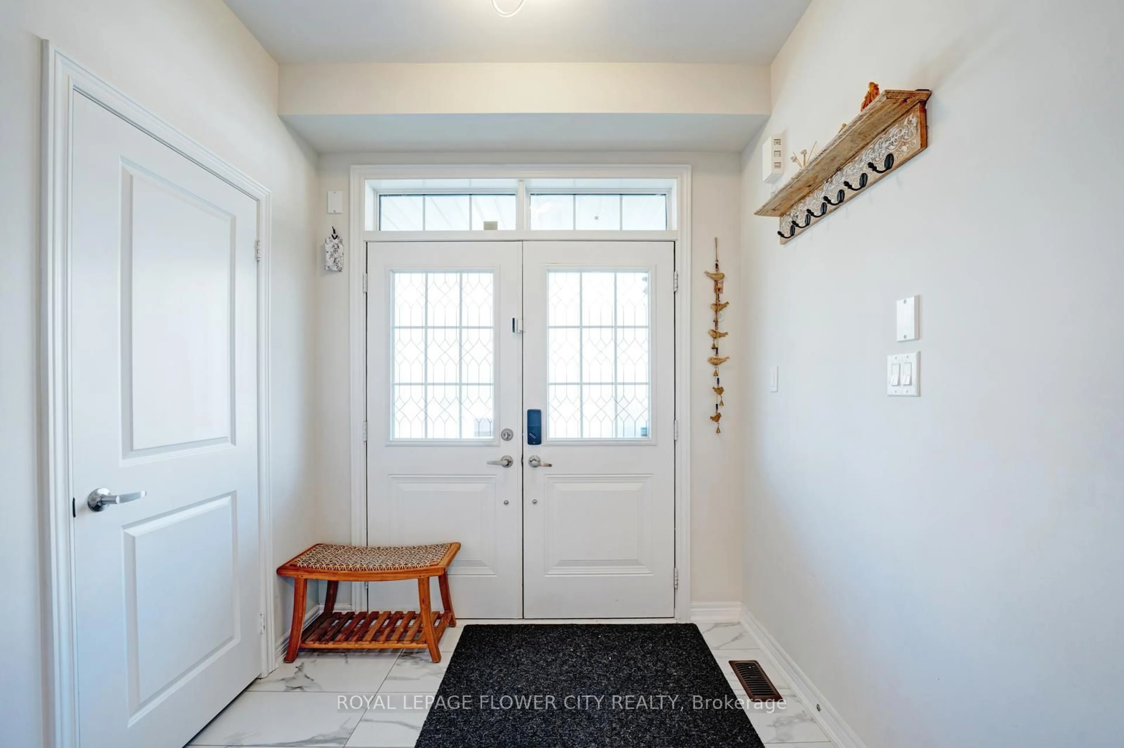 Indoor entryway for 14 LABRISH Rd, Brampton Ontario L7A 5C2
