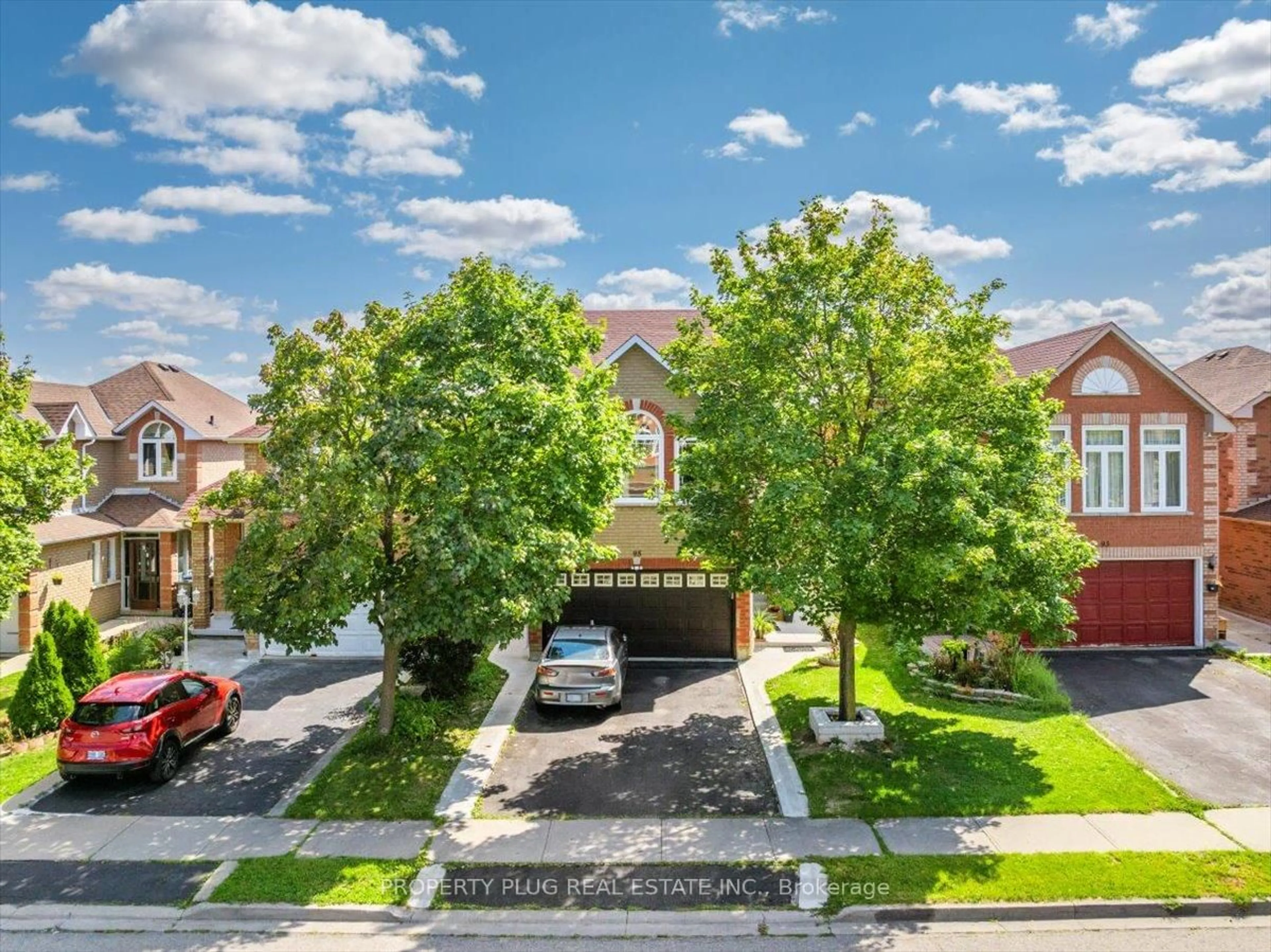 A pic from outside/outdoor area/front of a property/back of a property/a pic from drone, street for 95 Mosley Cres, Brampton Ontario L6Y 5C9