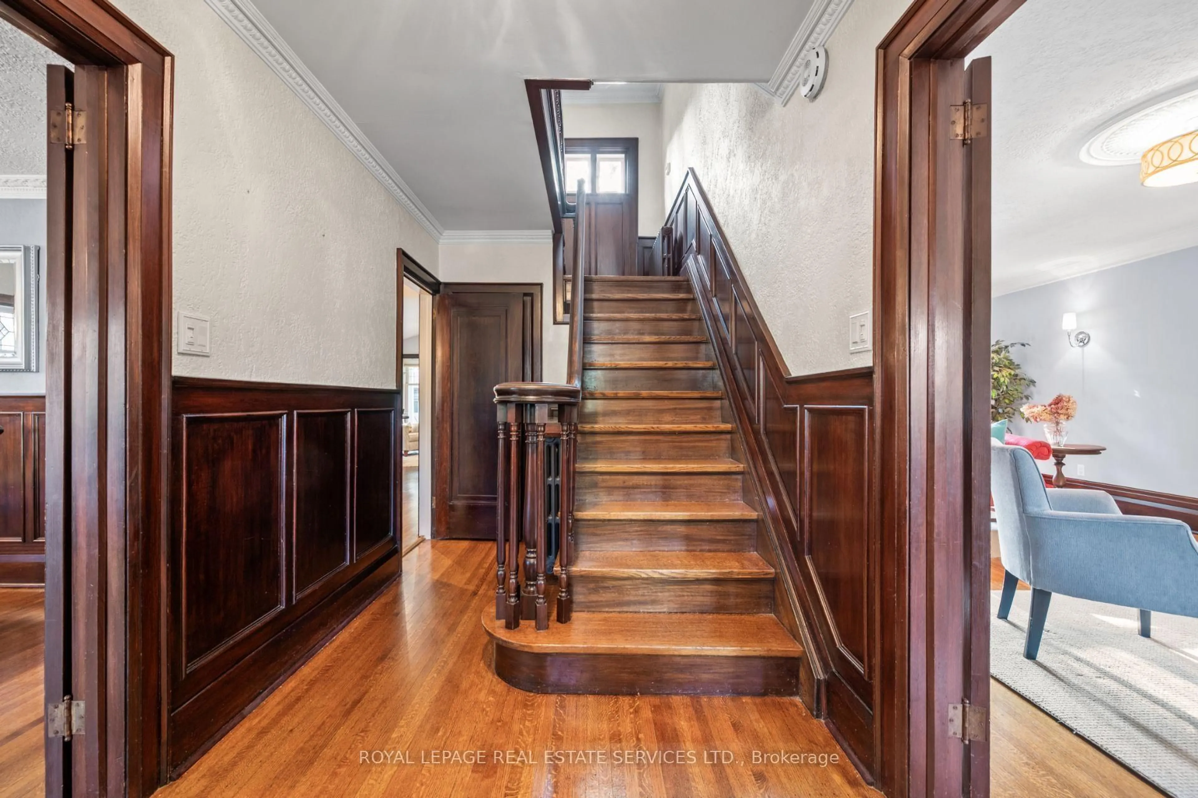 Indoor foyer for 64 Grenview Blvd, Toronto Ontario M8X 2K4