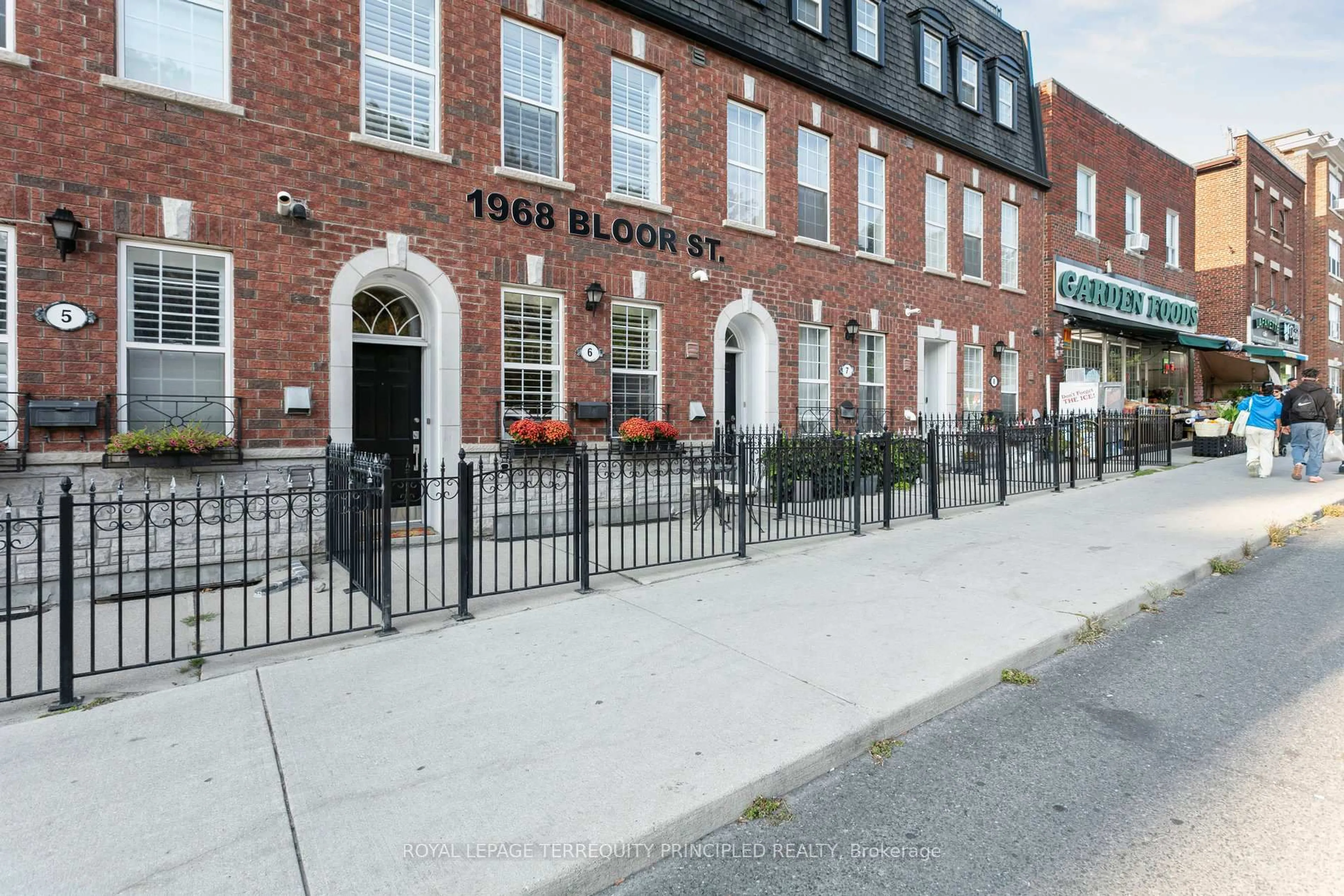 Unknown for 1968 Bloor St #6, Toronto Ontario M6P 3K9