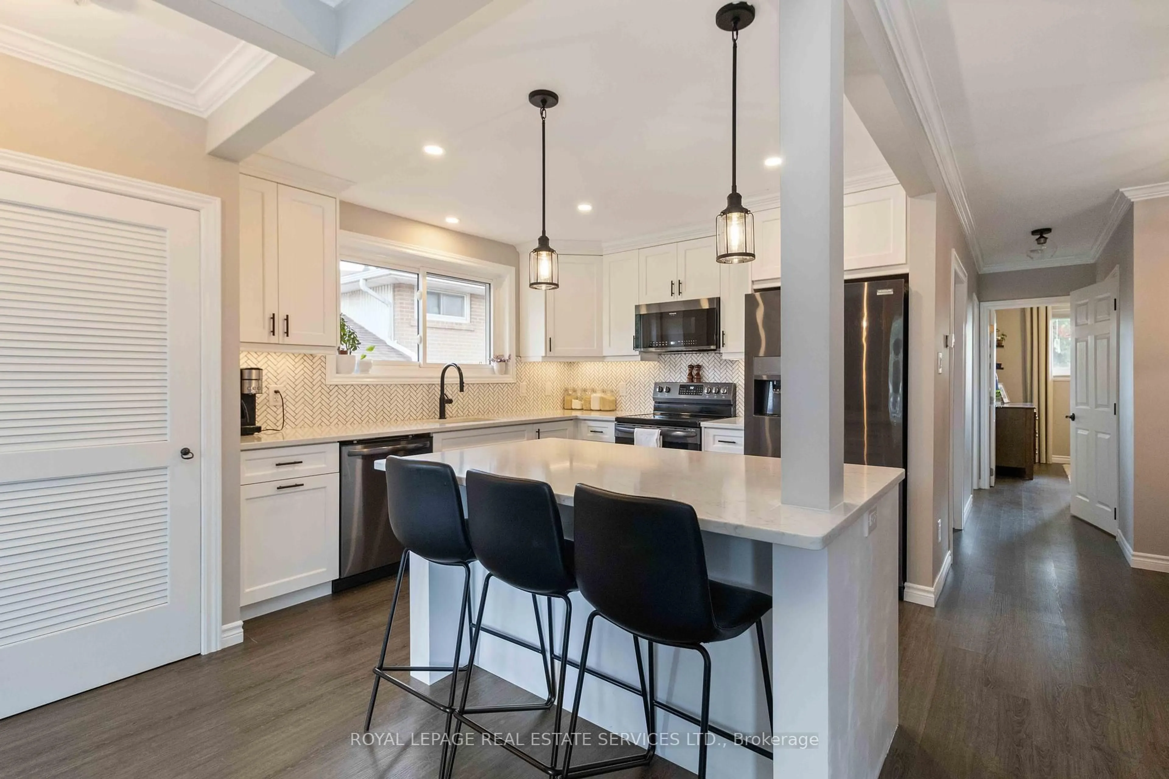 Open concept kitchen, ceramic/tile floor for 2148 Wiseman Crt, Mississauga Ontario L5J 1P2