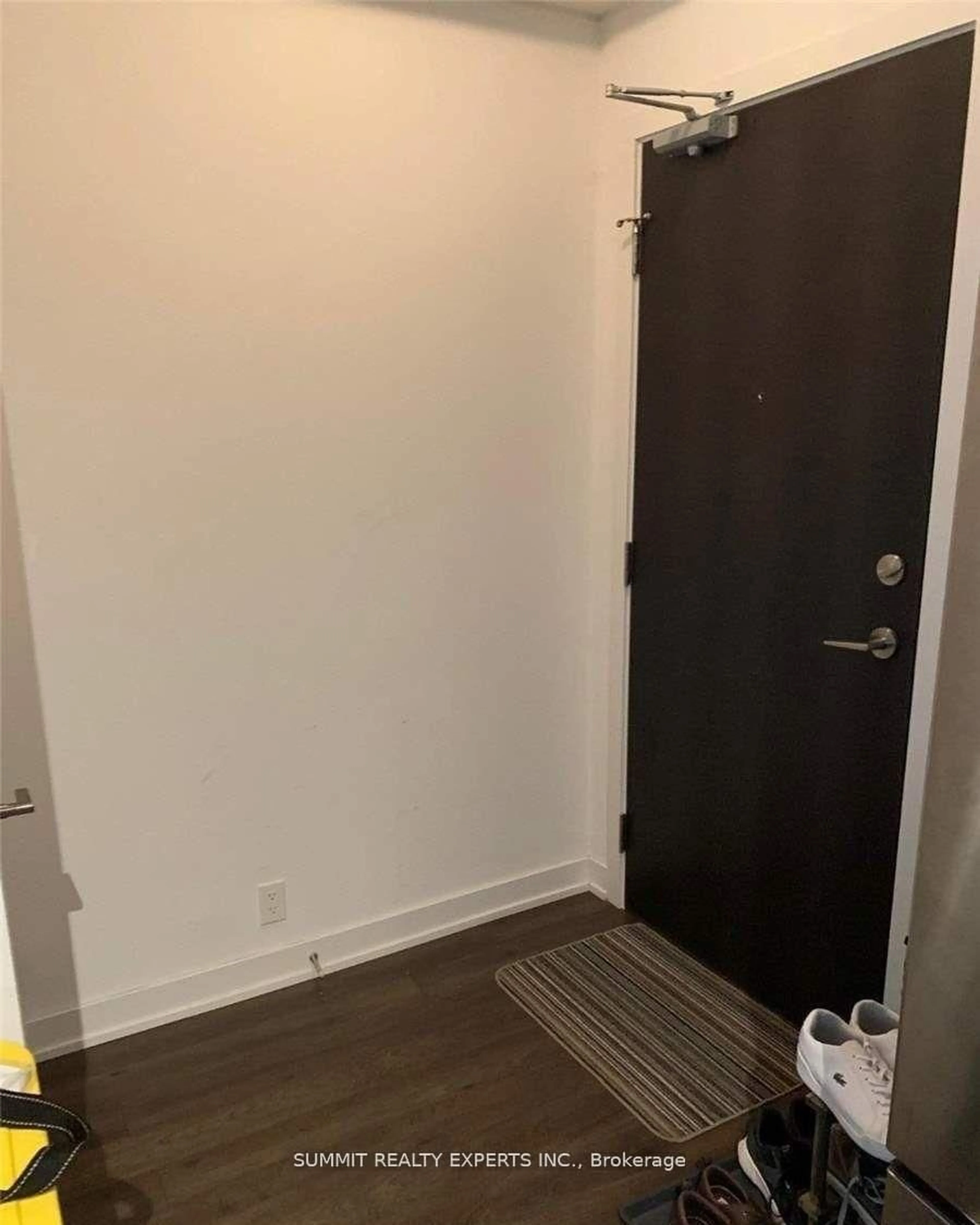 A pic of a room for 10 parklawn Rd #519, Toronto Ontario M8V 0H9