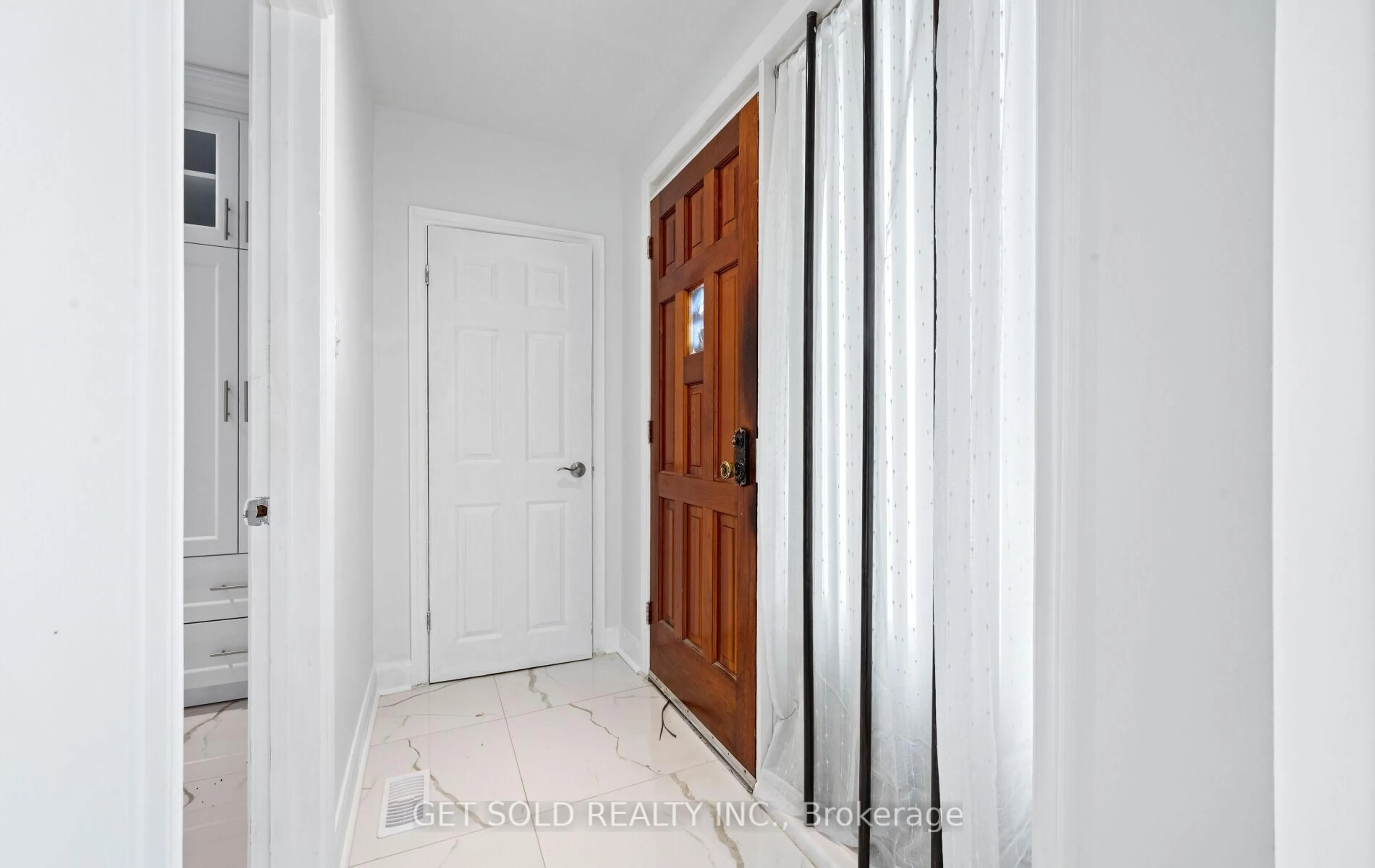Indoor entryway for 57 Taysham Cres, Toronto Ontario M9V 1X1