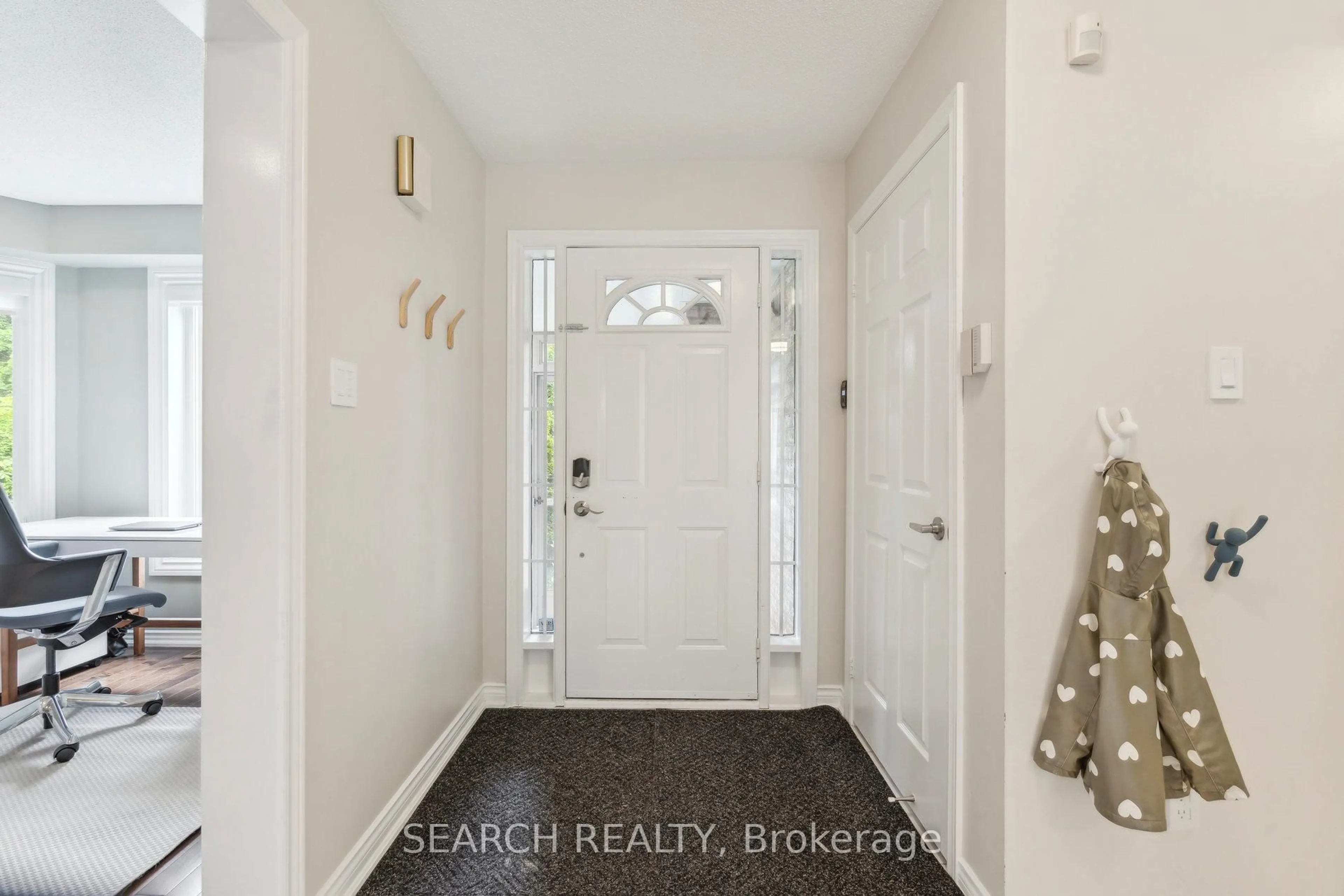 Indoor entryway for 1150 Queen St, Mississauga Ontario L5H 4K2